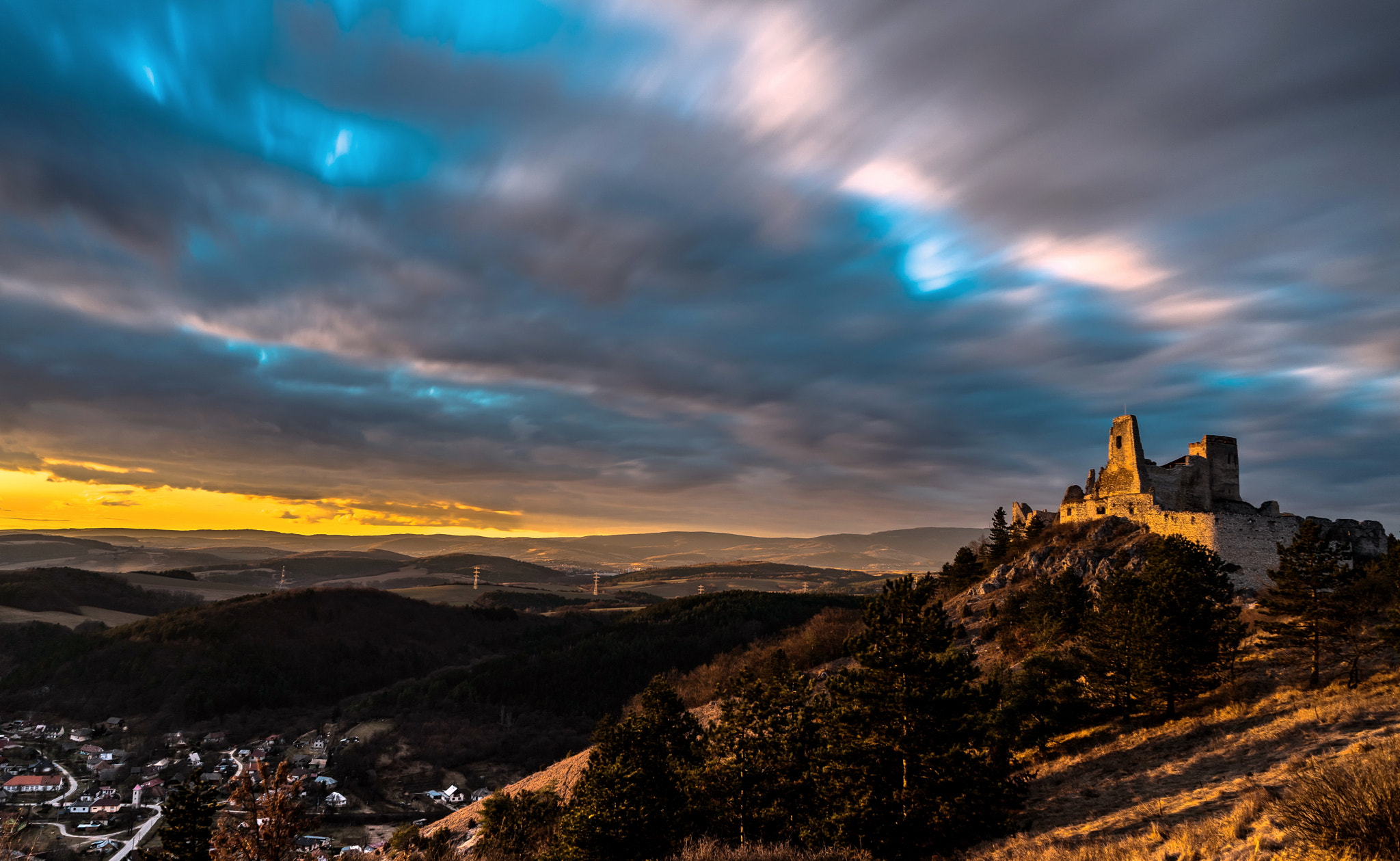 Sony FE 28mm F2 sample photo. Cachtice castle-before sunset photography