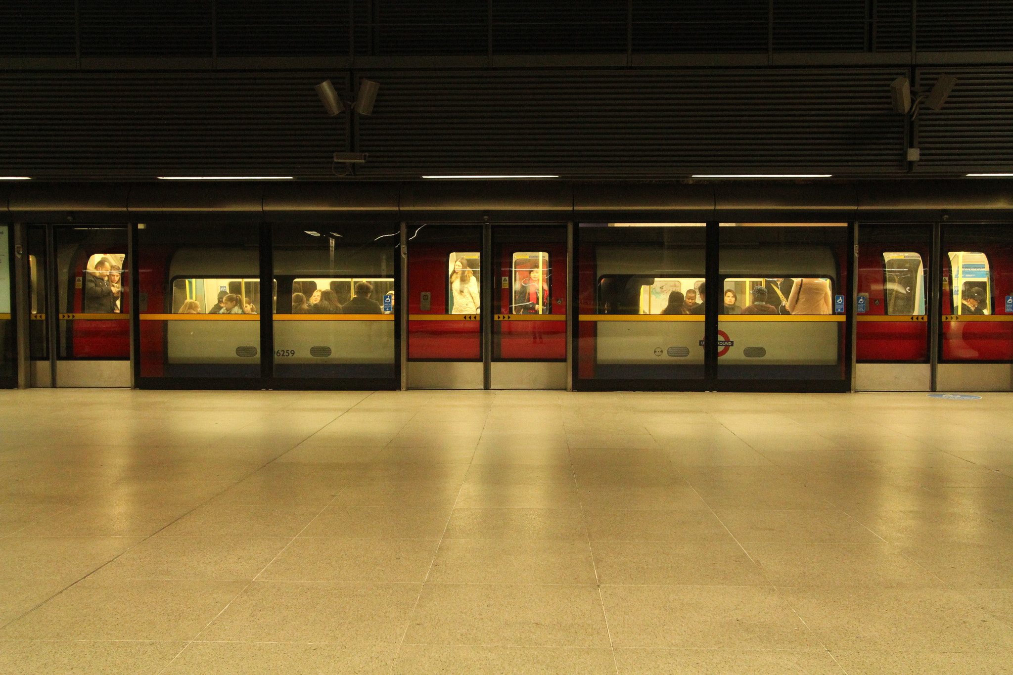 Canon EF-S 10-22mm F3.5-4.5 USM sample photo. Life in a metro photography