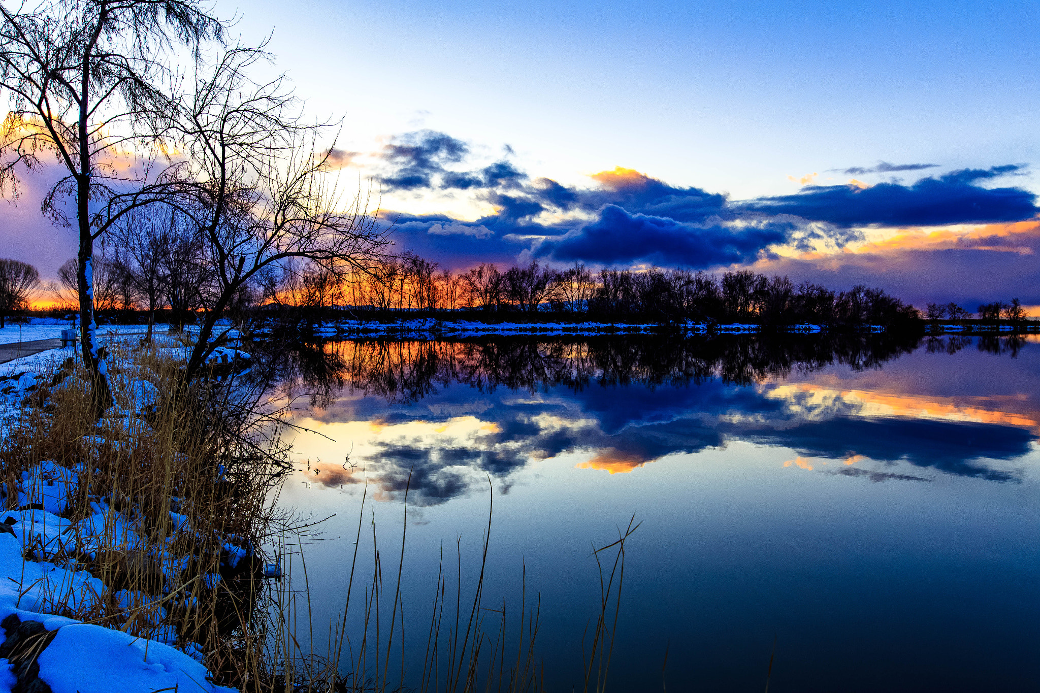 Canon EOS 6D + Canon EF 300mm f/2.8L sample photo. Sunset on the lake photography