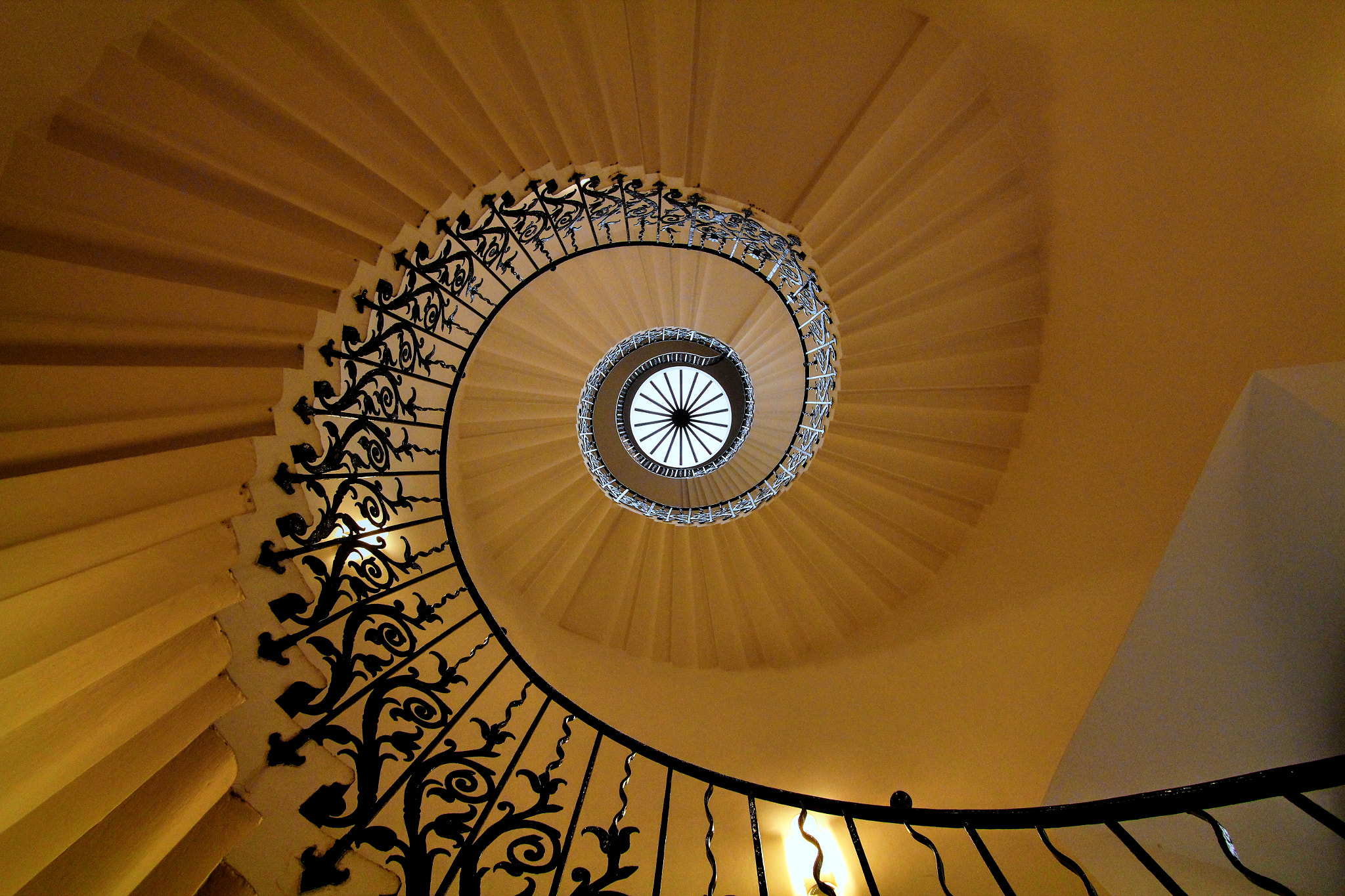 Canon EOS 550D (EOS Rebel T2i / EOS Kiss X4) + Canon EF-S 10-22mm F3.5-4.5 USM sample photo. Spiral stair case, greenwich, london photography