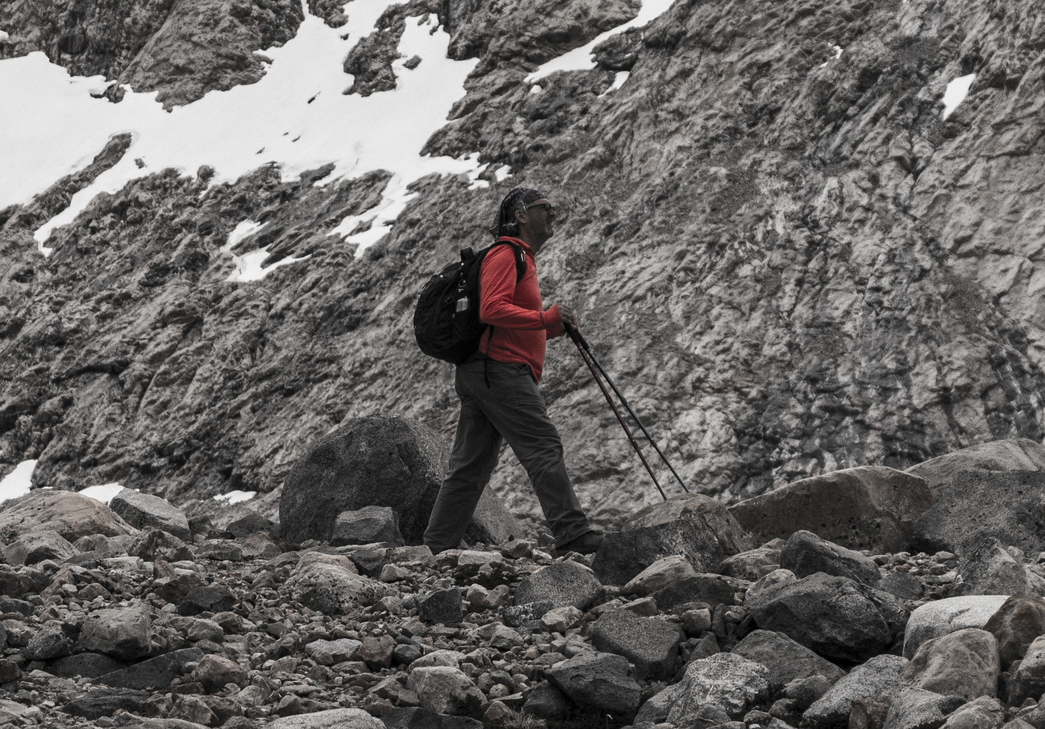 Nikon D5200 + Sigma 17-70mm F2.8-4 DC Macro OS HSM | C sample photo. Hombre subiendo a la laguna de los 3 photography