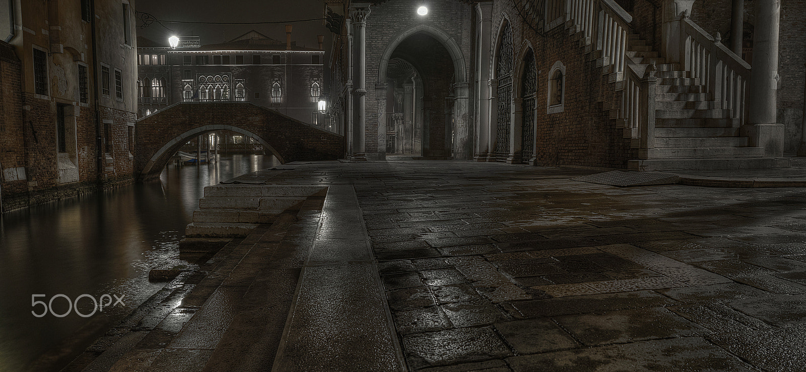 Nikon AF-S Nikkor 17-35mm F2.8D ED-IF sample photo. Dark side of venice photography