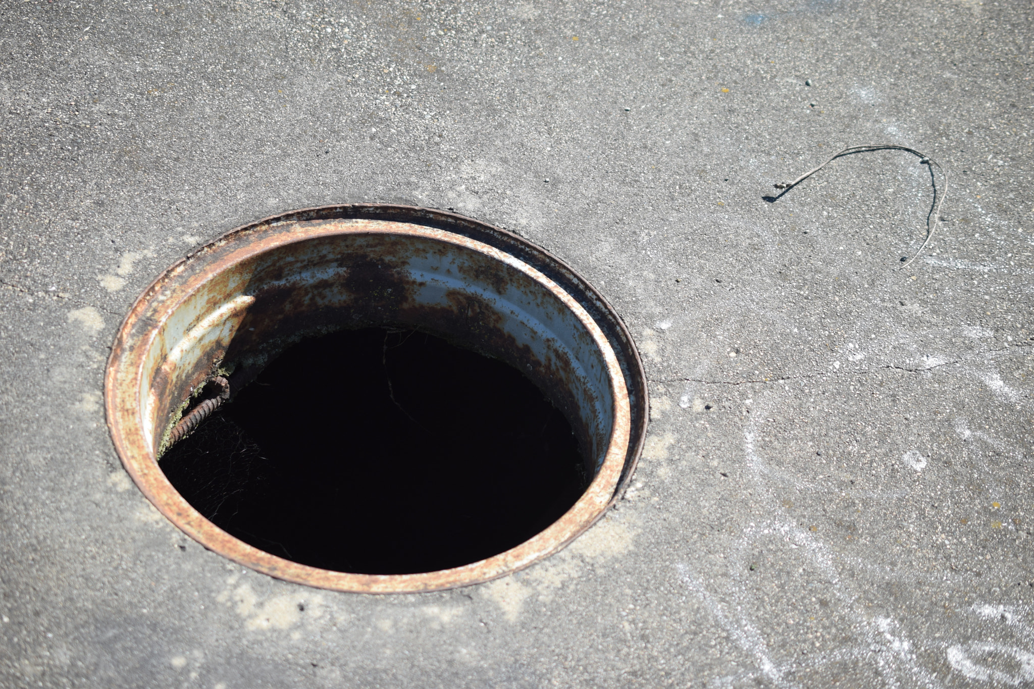 Nikon AF-S DX Micro Nikkor 40mm F2.8 sample photo. Man hole photography