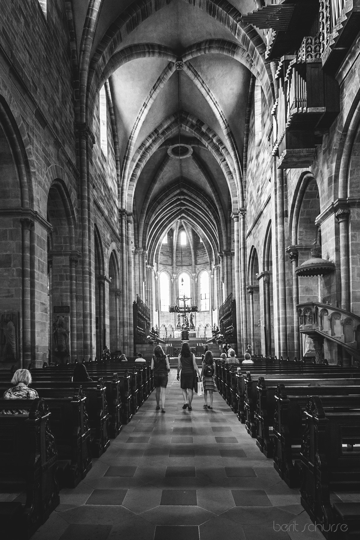 Canon EOS 60D sample photo. Central aisle photography