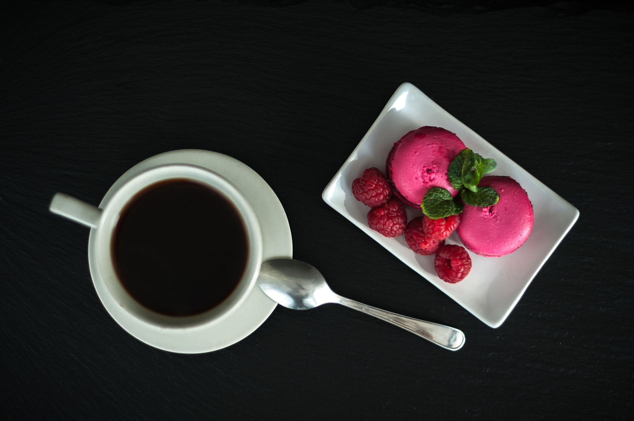 Nikon D5000 + Nikon AF-S Nikkor 50mm F1.8G sample photo. Macaroons with raspberries photography
