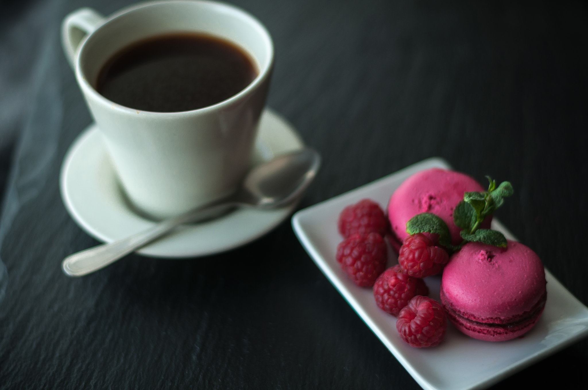 Nikon D5000 + Nikon AF-S Nikkor 50mm F1.8G sample photo. Macaroons with raspberries photography