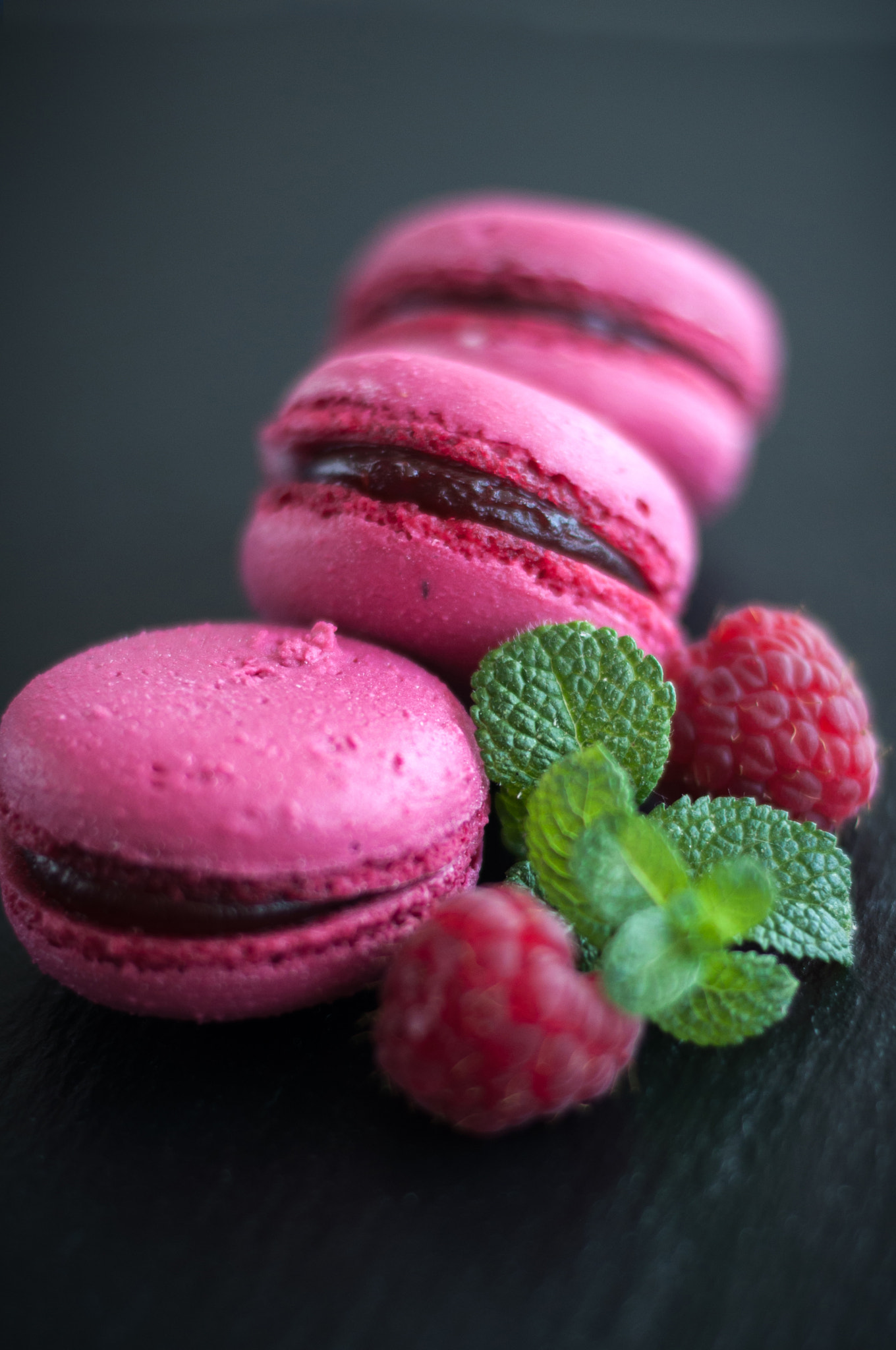 Nikon D5000 + Nikon AF-S Nikkor 50mm F1.8G sample photo. Macaroons with raspberries photography