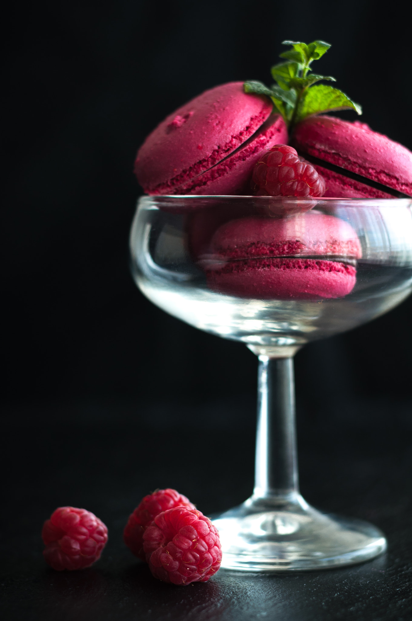 Nikon D5000 + Nikon AF-S Nikkor 50mm F1.8G sample photo. Macaroons with raspberries photography