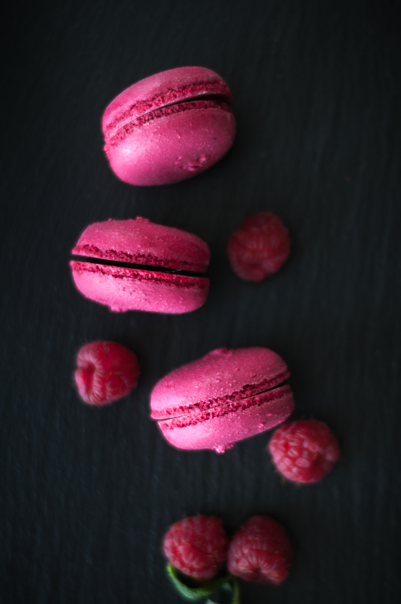 Nikon D5000 + Nikon AF-S Nikkor 50mm F1.8G sample photo. Macaroons with raspberries photography