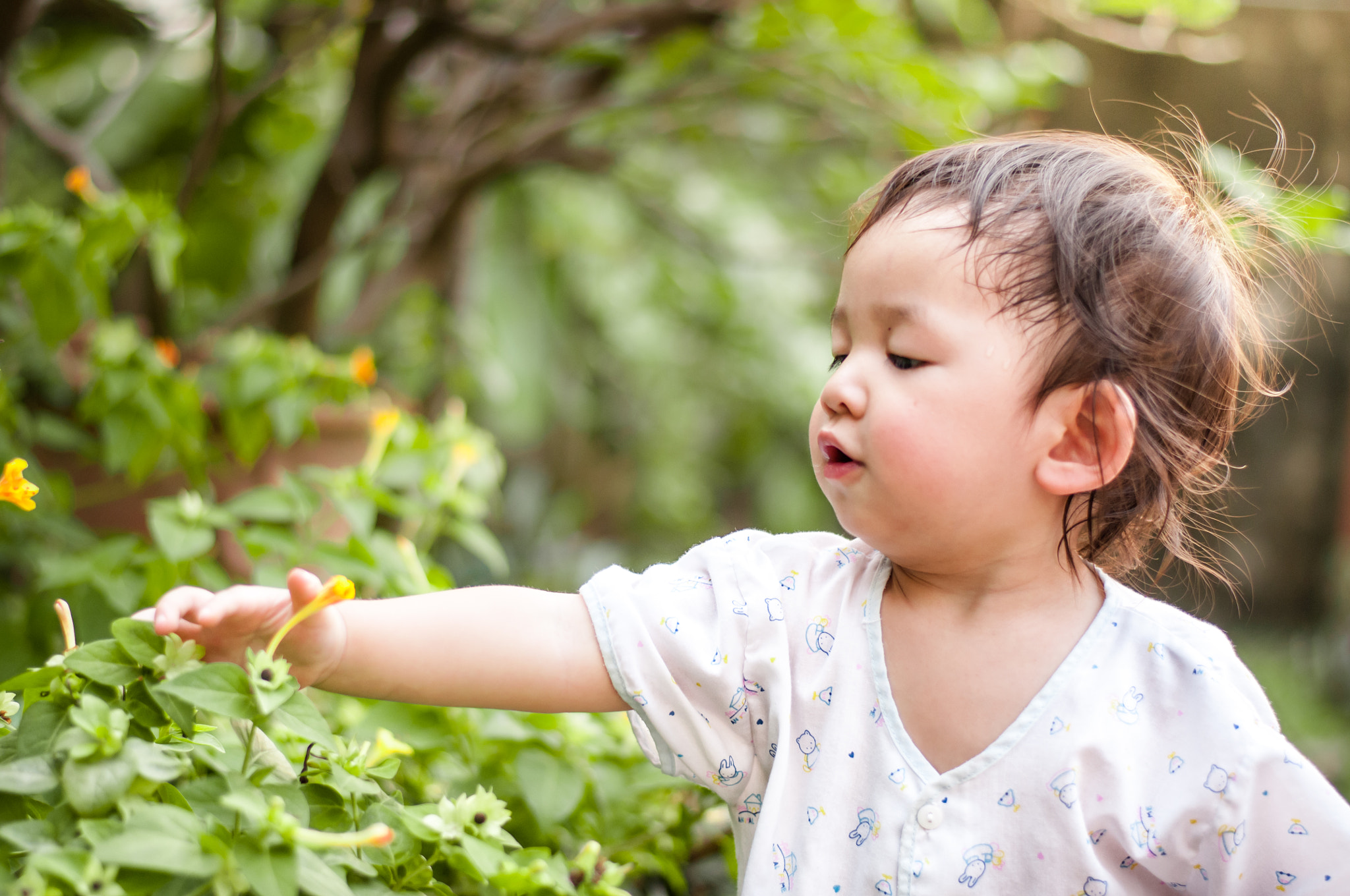 Nikon D300 + Nikon AF-S Nikkor 50mm F1.8G sample photo. Portrait kid in the garden. photography