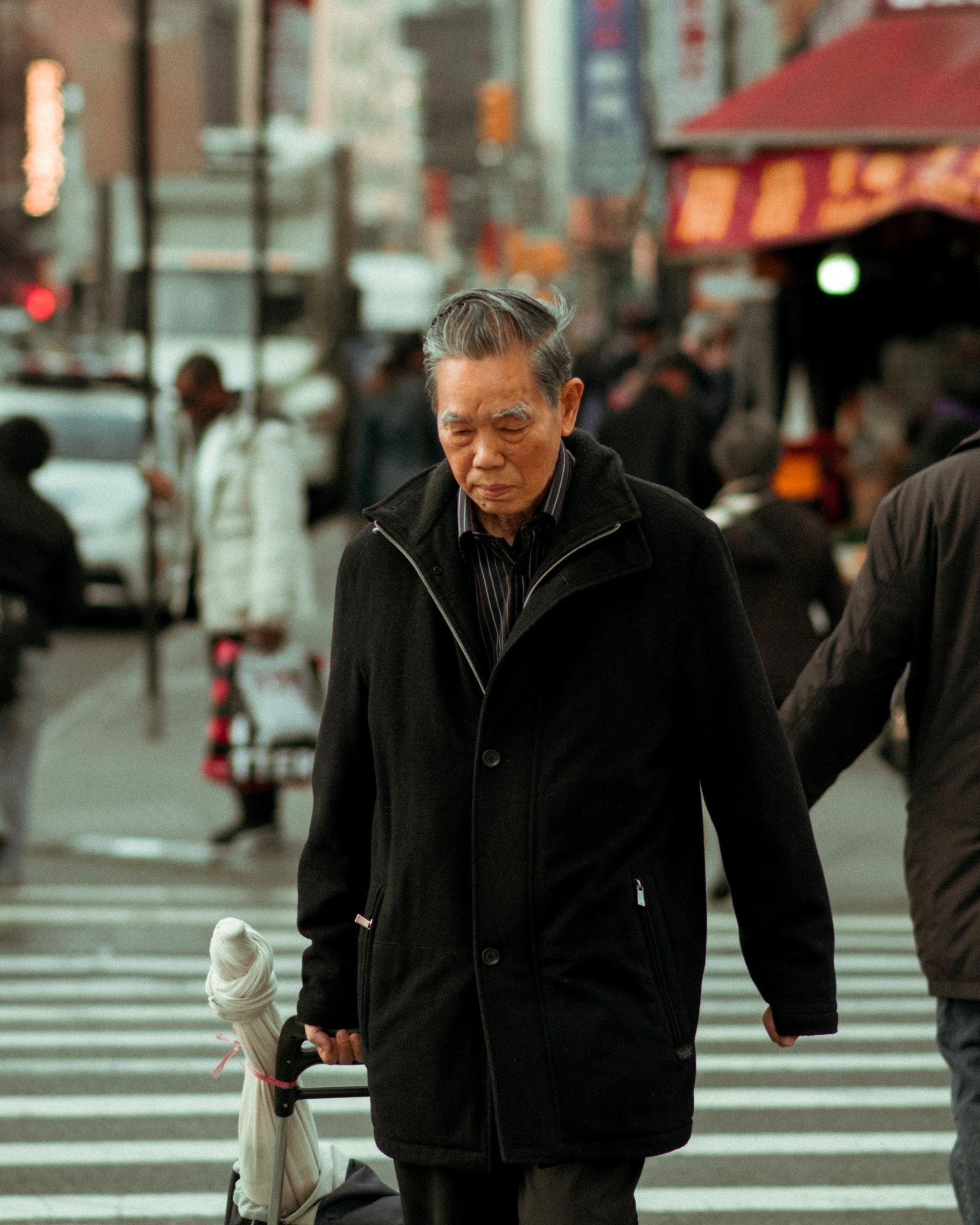 Nikon D5300 + Nikon AF-S Nikkor 85mm F1.8G sample photo. Man in chinatown photography