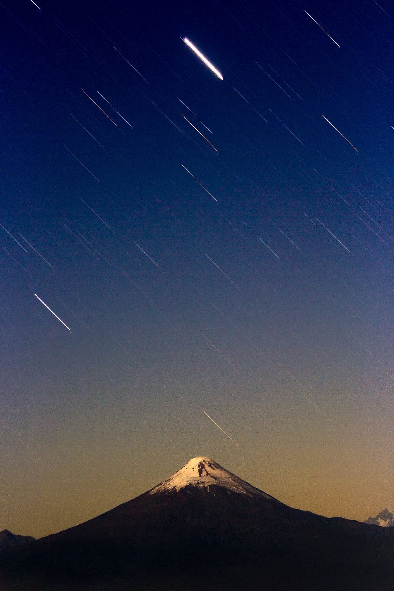 Canon EF 70-300mm F4-5.6 IS USM sample photo. The sleeping volcano photography