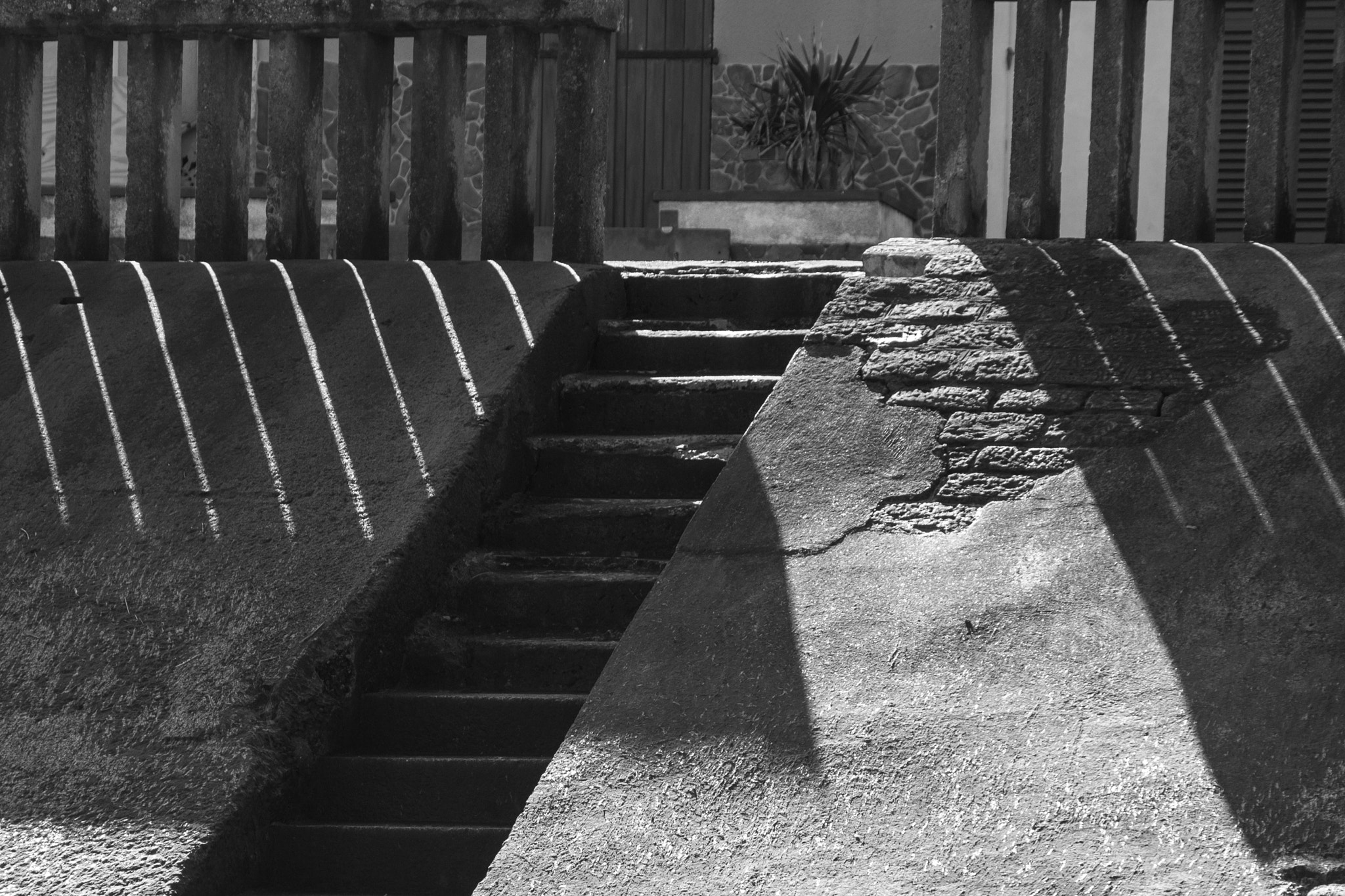 Sigma 18-200mm f/3.5-6.3 DC OS sample photo. L'escalier (the stairs) photography