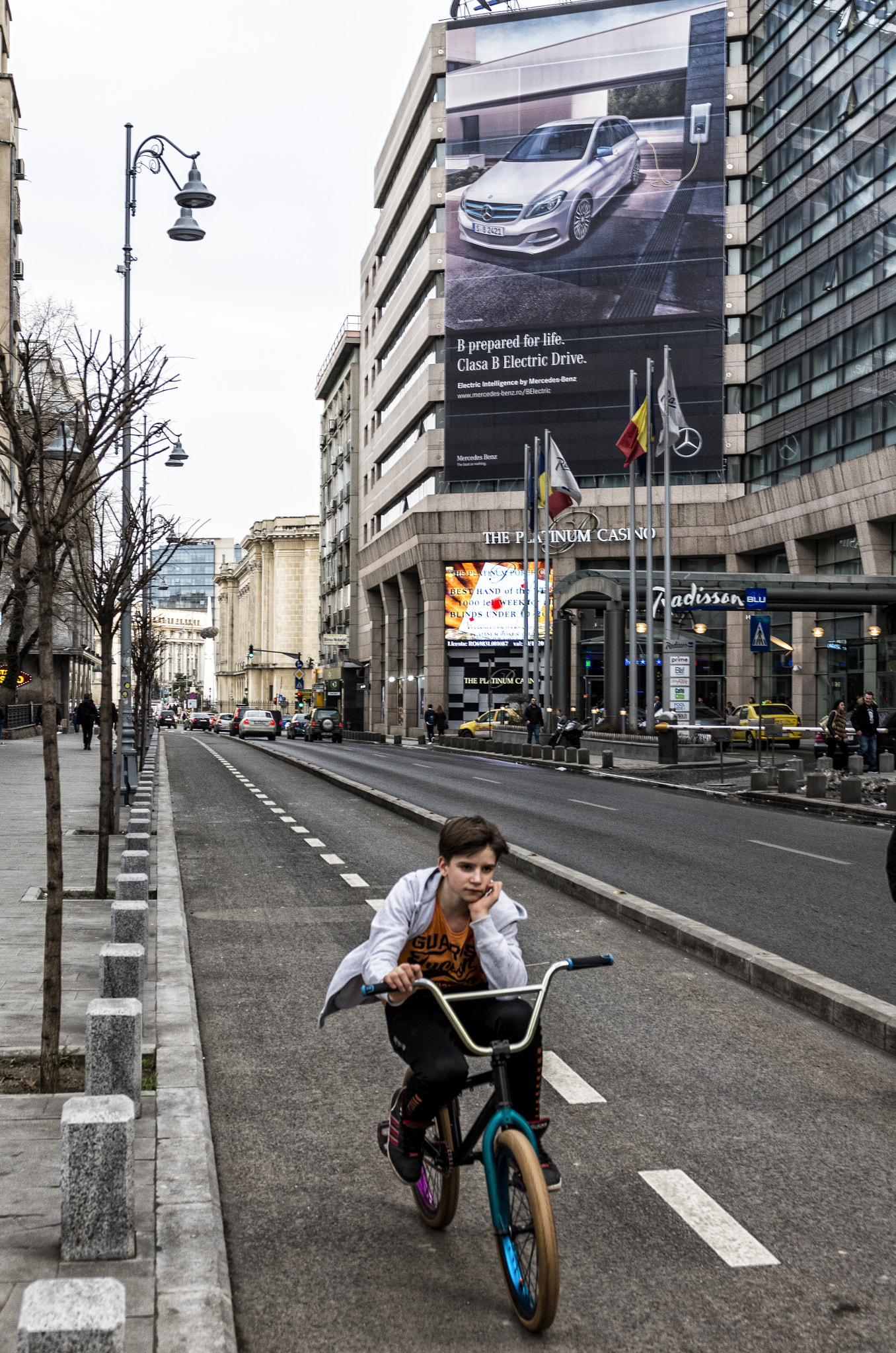 Pentax K-5 IIs + Pentax smc DA 17-70mm F4.0 AL (IF) SDM sample photo. Bucarest, street. photography