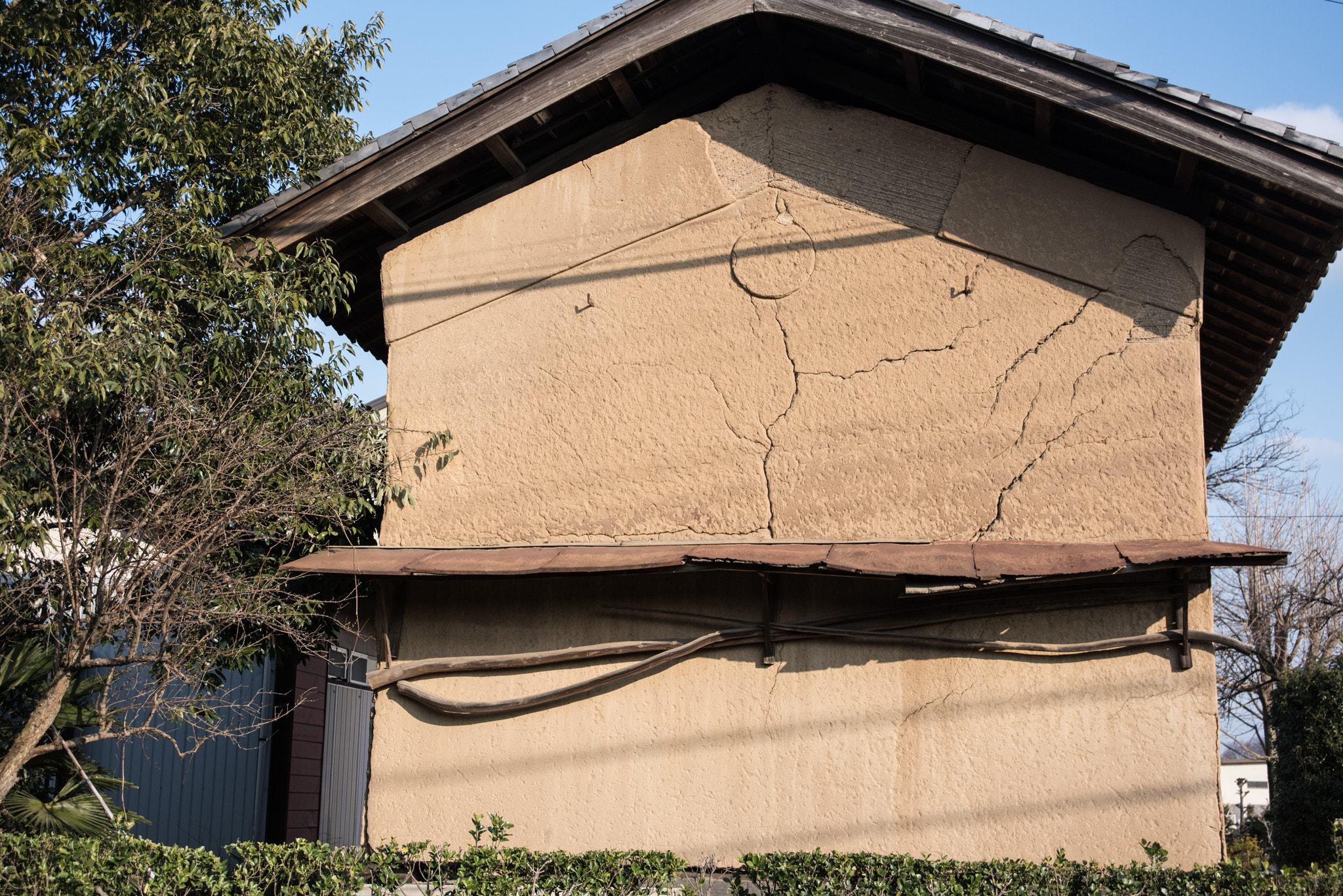 AF Zoom-Nikkor 28-105mm f/3.5-4.5D IF sample photo. Mud wall photography
