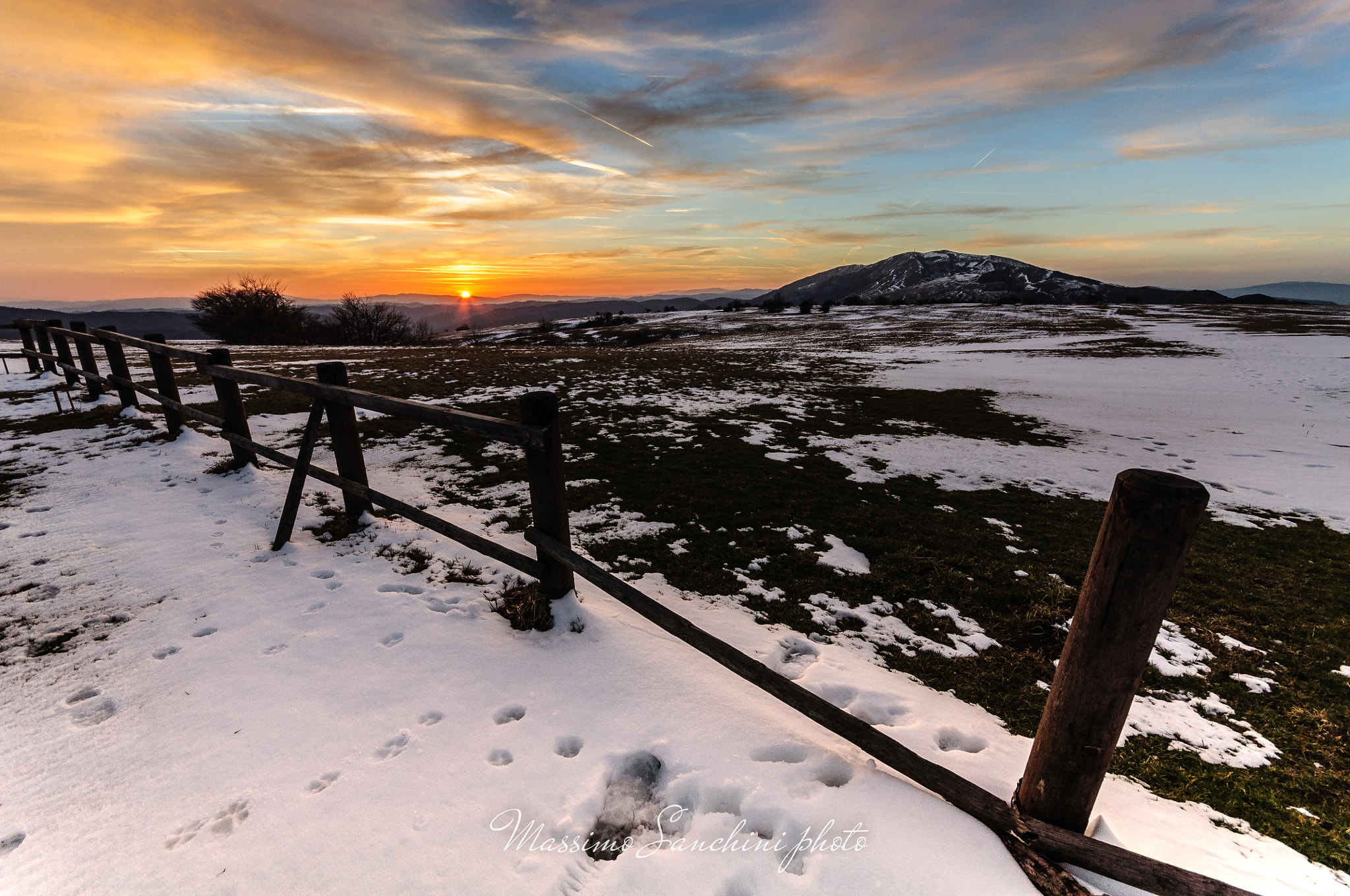 Sigma 10-20mm F4-5.6 EX DC HSM sample photo. Tramonto sul petrano innevato photography