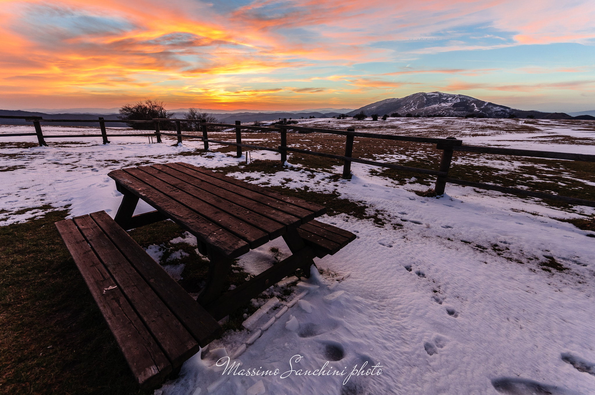 Sigma 10-20mm F4-5.6 EX DC HSM sample photo. Tramonto sul petrano innevato photography