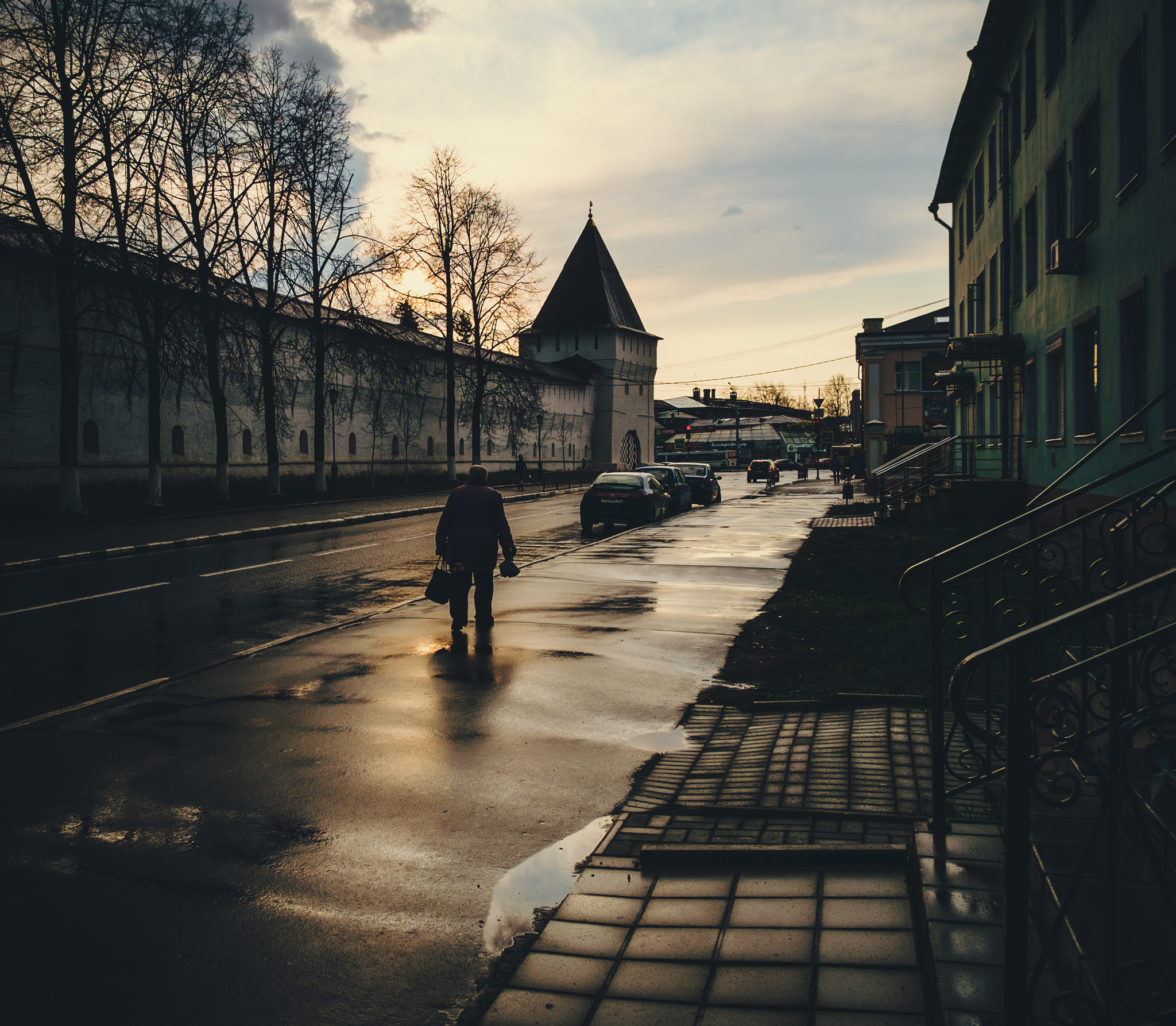 Fujifilm X-E1 + Fujifilm XF 18mm F2 R sample photo. The man on the street is ... photography