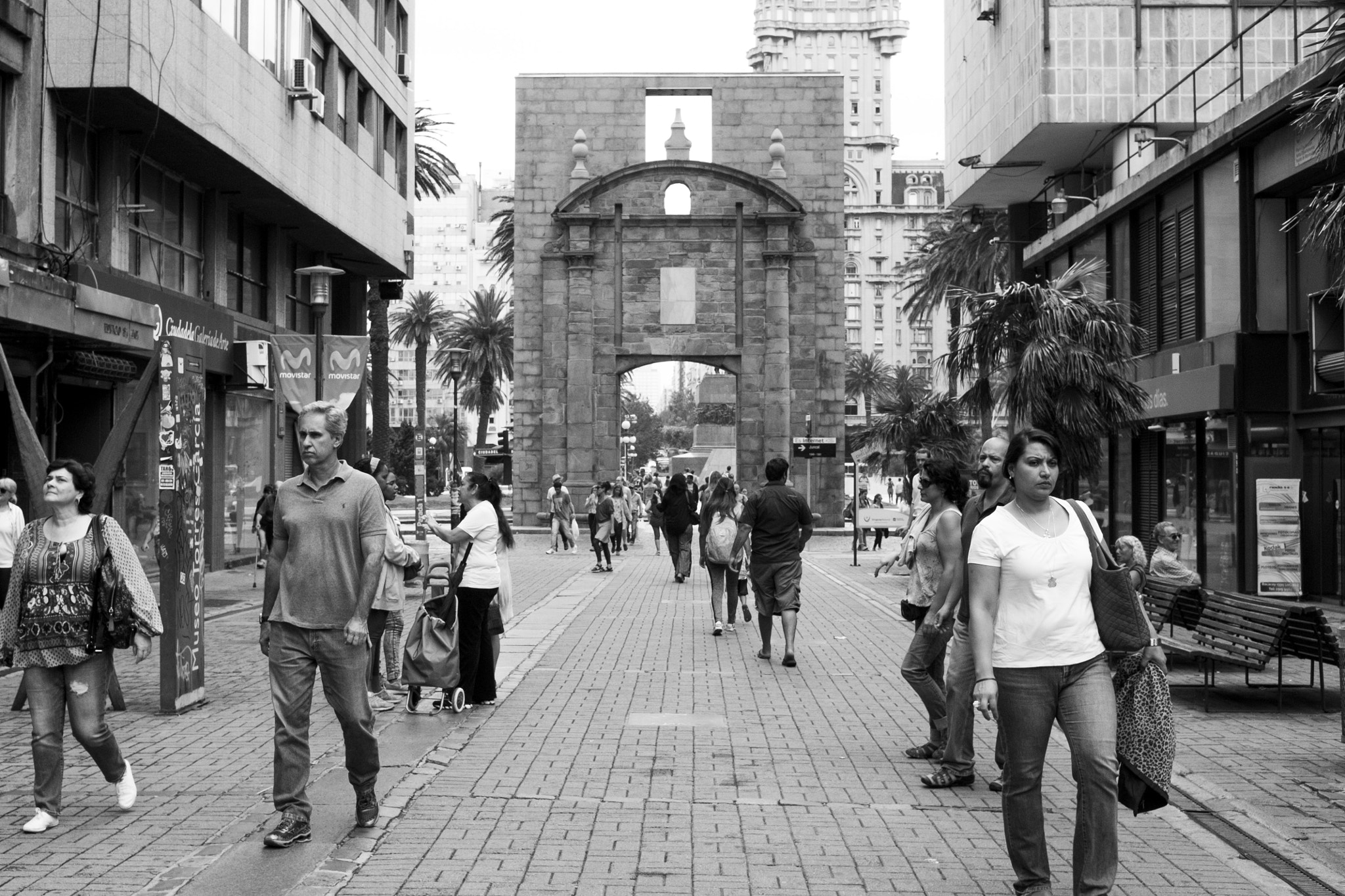 Fujifilm X-T10 + Fujifilm XF 27mm F2.8 sample photo. Montevideo street - ciudad vieja photography