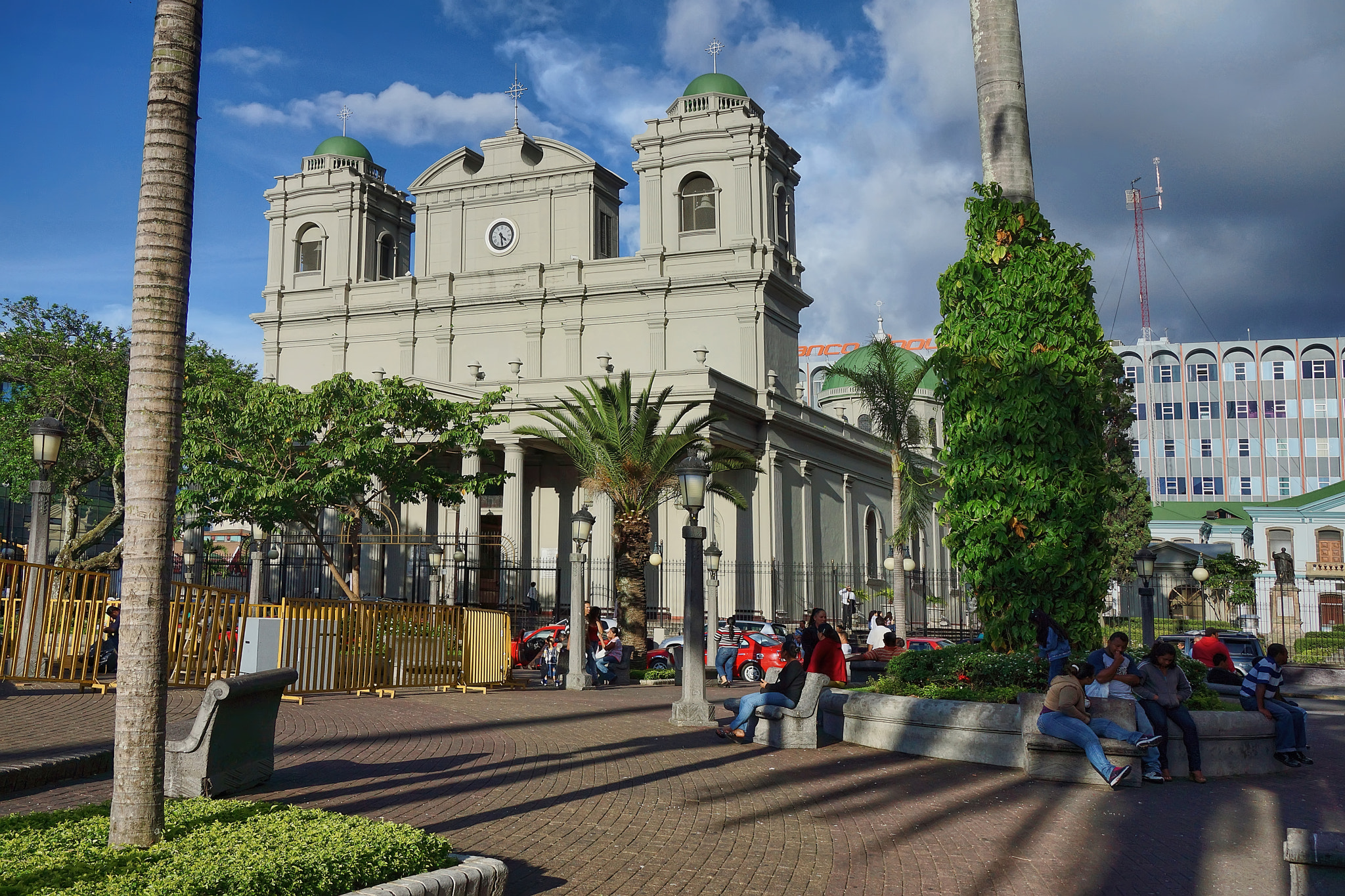 Sony SLT-A77 sample photo. Central park and metropolitan cathedral, san josé, costa rica photography