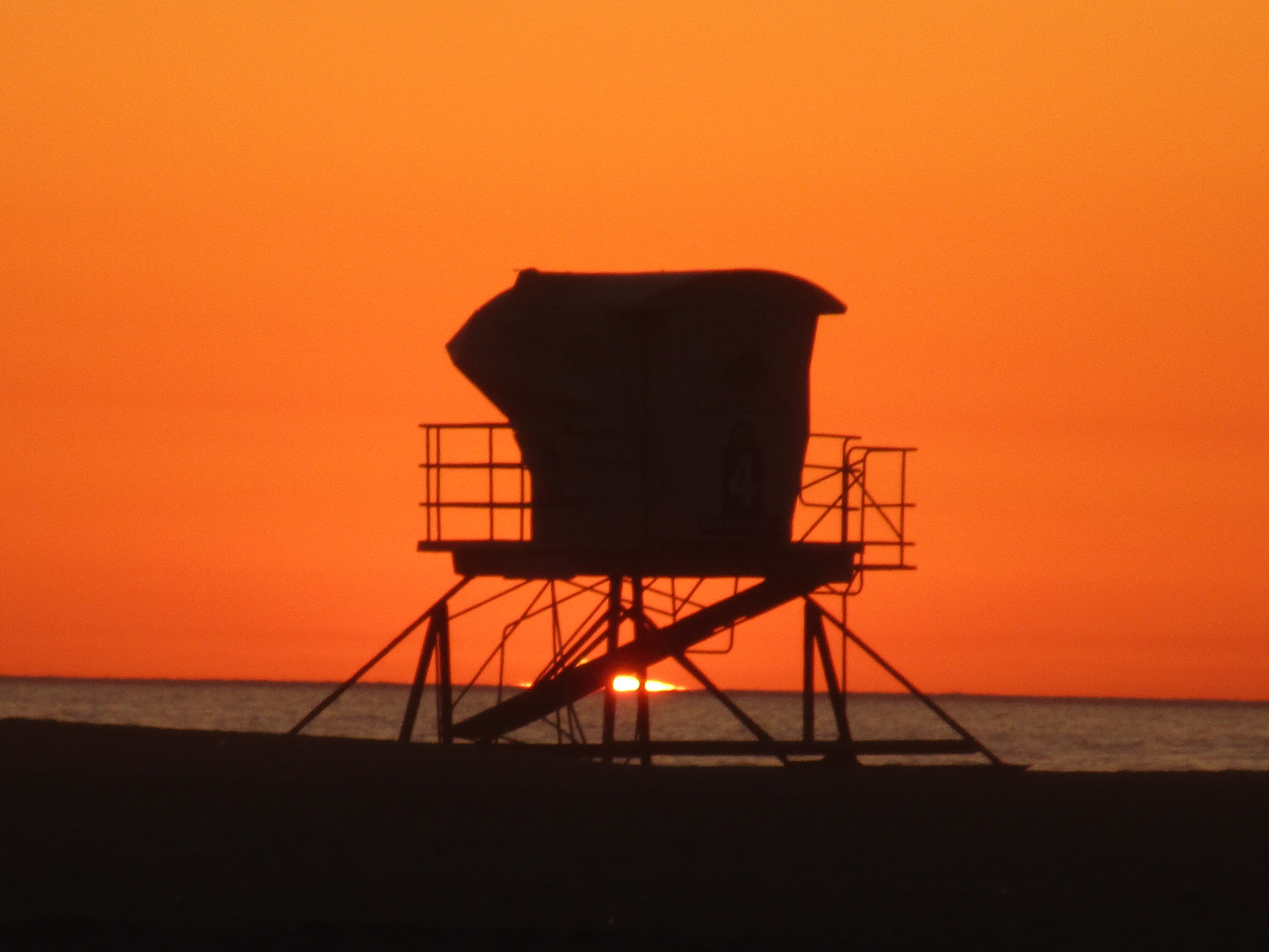 Canon PowerShot ELPH 170 IS (IXUS 170 / IXY 170) sample photo. Lifeguard tower in the sunset photography