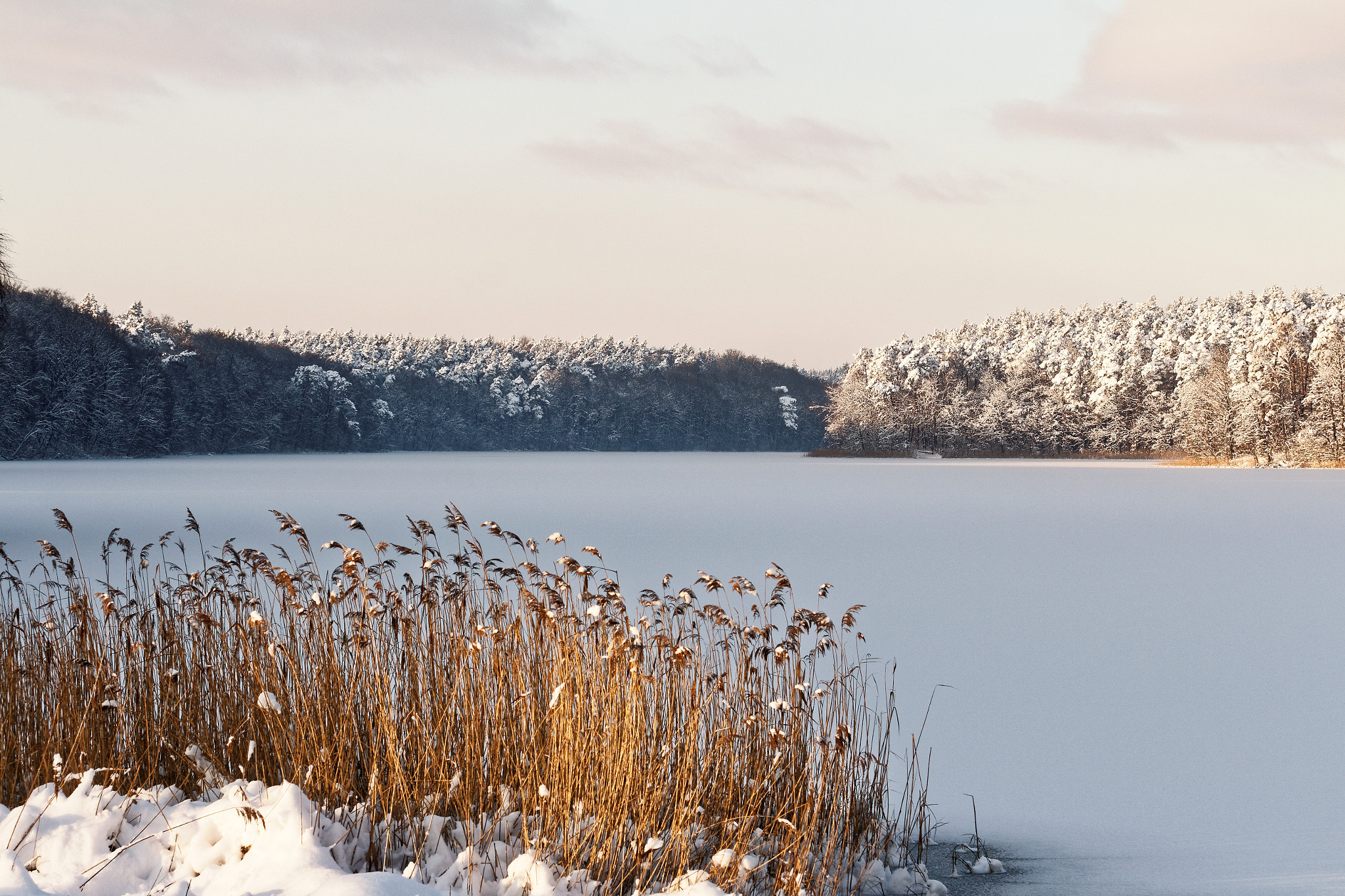 Canon EOS 700D (EOS Rebel T5i / EOS Kiss X7i) + Tamron SP AF 70-200mm F2.8 Di LD (IF) MACRO sample photo. Frozen lake photography