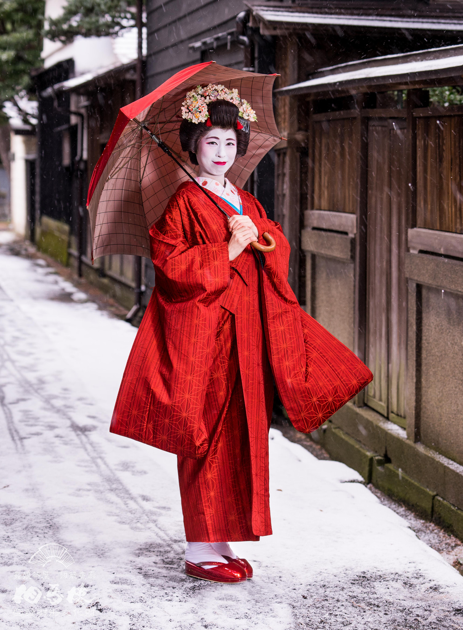 Sony a7 + Sony FE 70-200mm F4 G OSS sample photo. A maiko in the snow photography