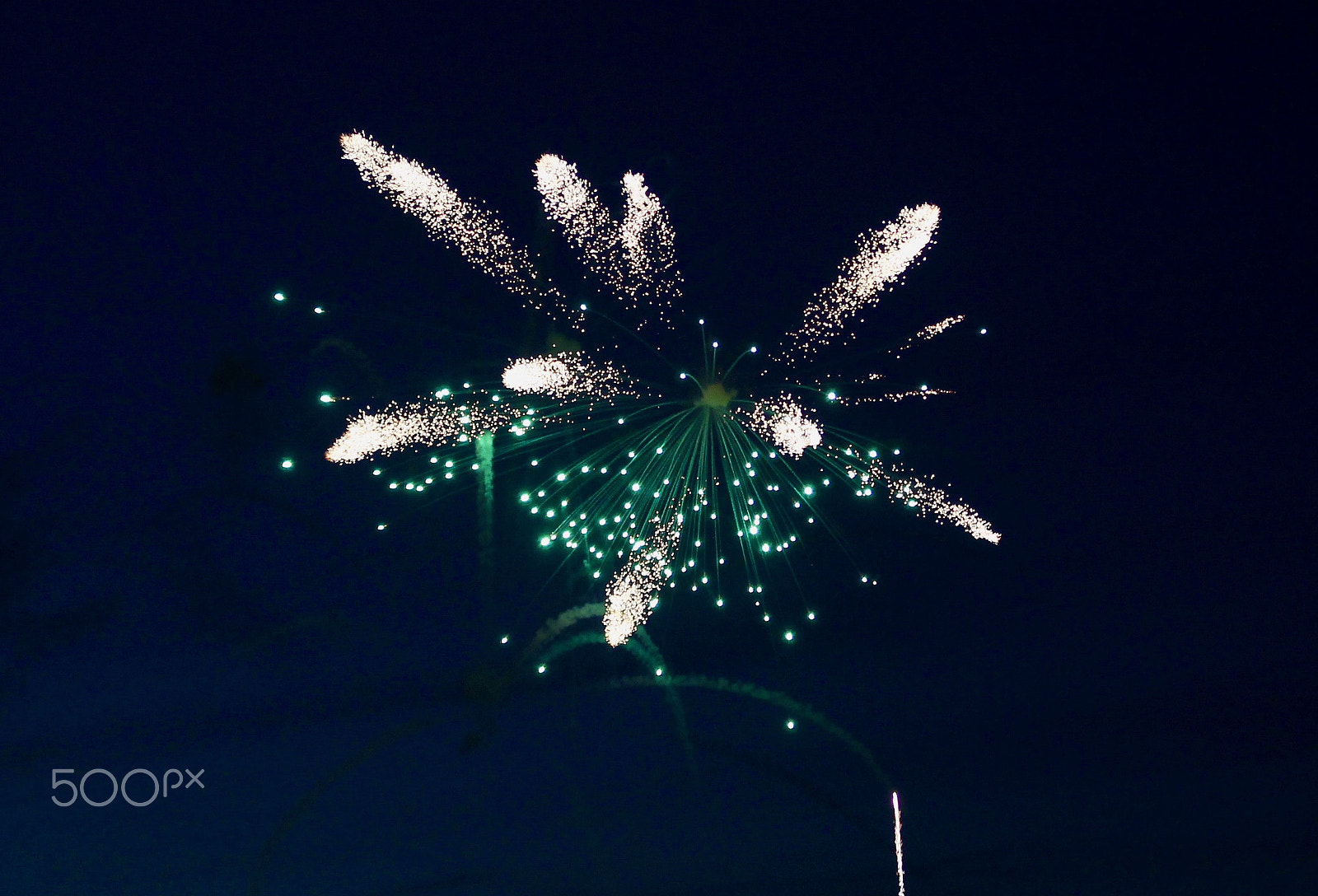 Canon EOS 550D (EOS Rebel T2i / EOS Kiss X4) sample photo. Dancing sparks photography