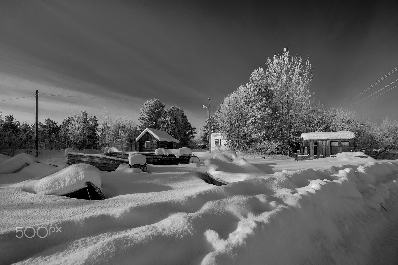 Samyang 14mm F2.8 ED AS IF UMC sample photo. Snow-covered hut by the road photography