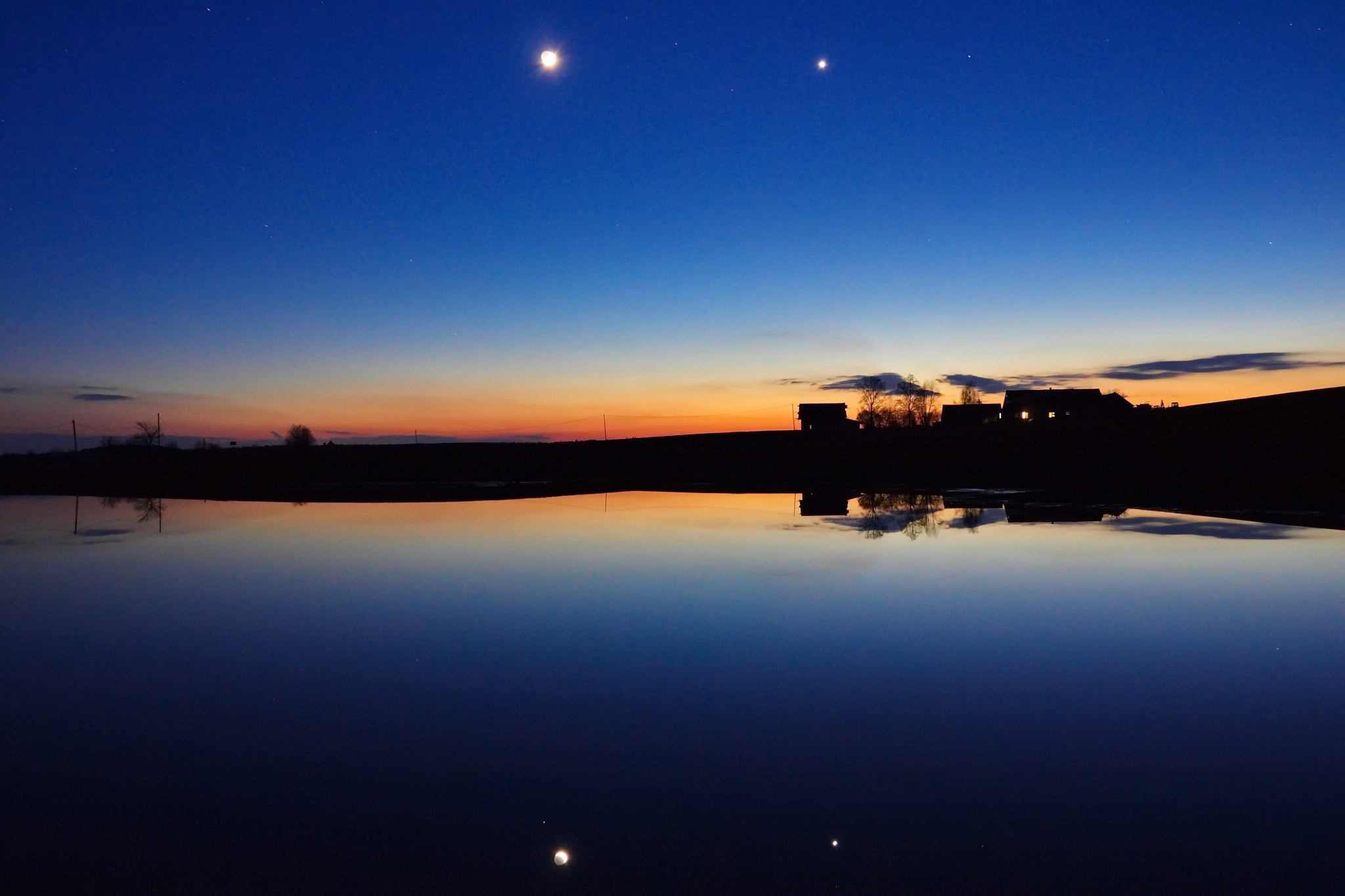 Canon EOS 500D (EOS Rebel T1i / EOS Kiss X3) + Sigma 18-200mm f/3.5-6.3 DC OS sample photo. Moon and venus over a lake photography