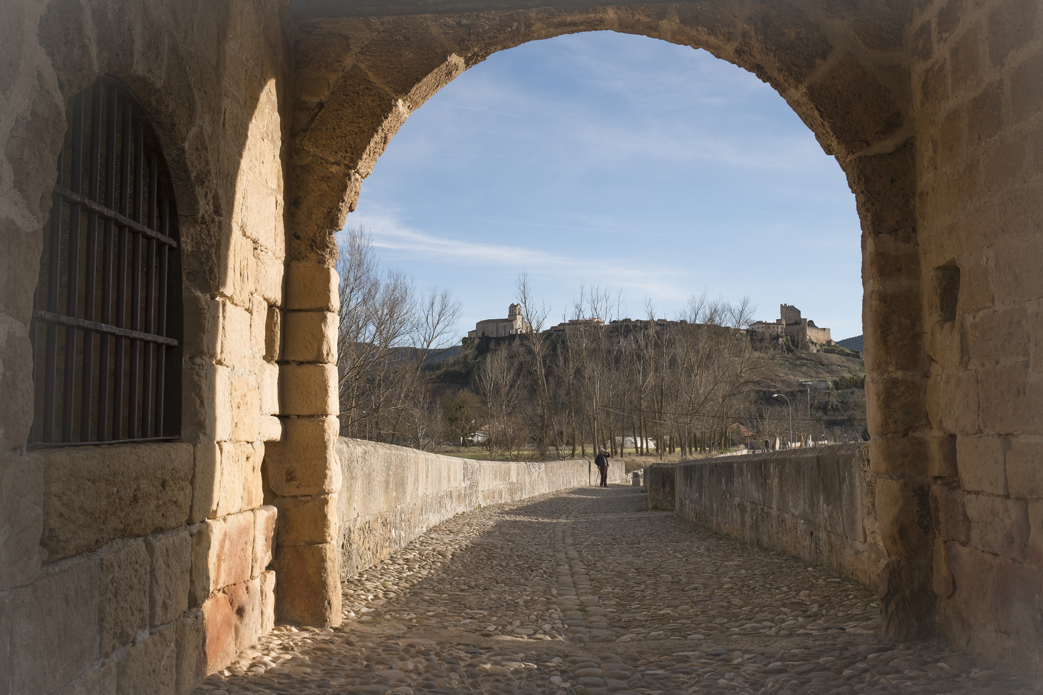 Fujifilm X-Pro2 + Fujifilm XF 23mm F1.4 R sample photo. Vista de frías desde el puente medieval. photography