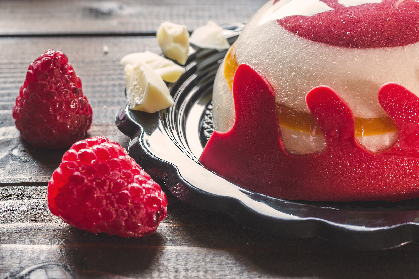 Canon EOS 70D + Canon EF 50mm F2.5 Macro sample photo. Raspberry cake on wooden table photography