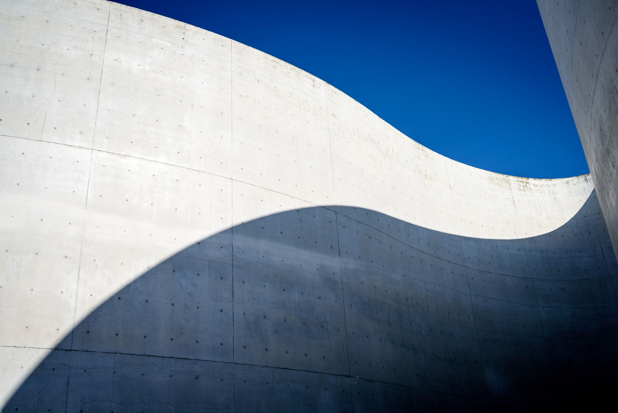 Samyang 35mm F1.4 AS UMC sample photo. Curved building with sky, light and shadow photography