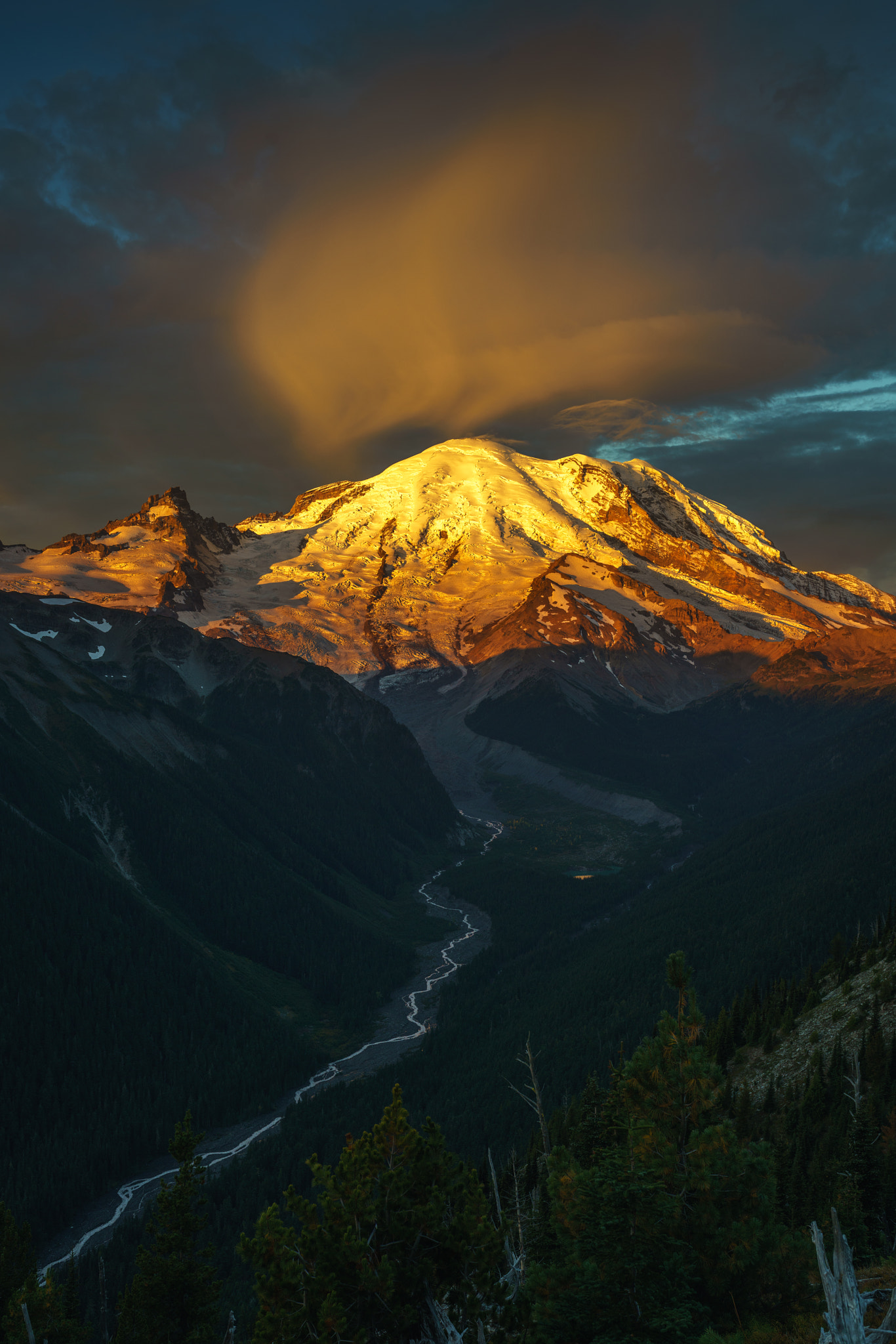 Sony a7R II + Sigma 35mm F1.4 DG HSM Art sample photo. Morning light at mount rainier photography