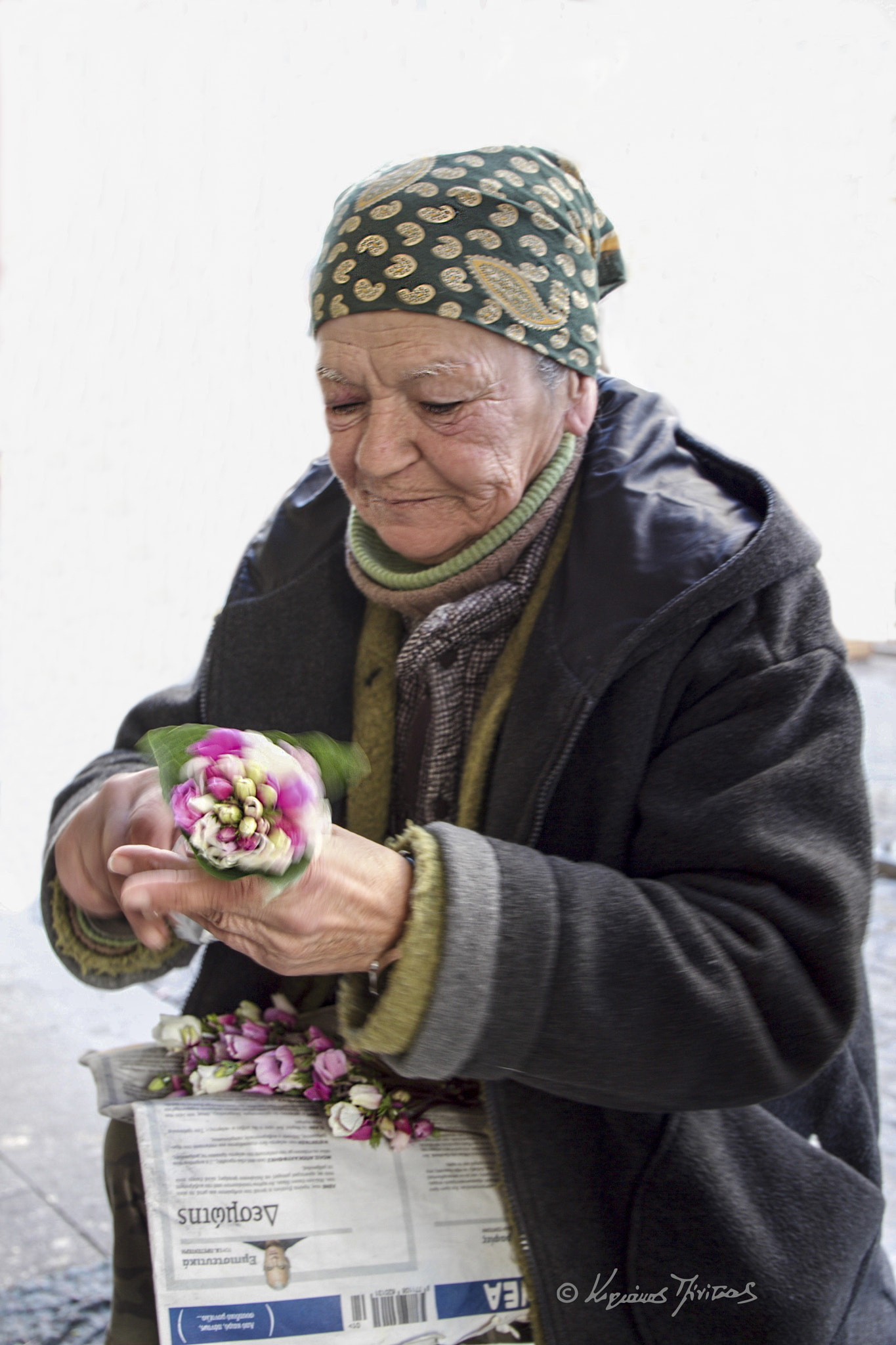 Canon EF 24-105mm F3.5-5.6 IS STM sample photo. Η ανθοπωλης με τις βιολετες copy photography