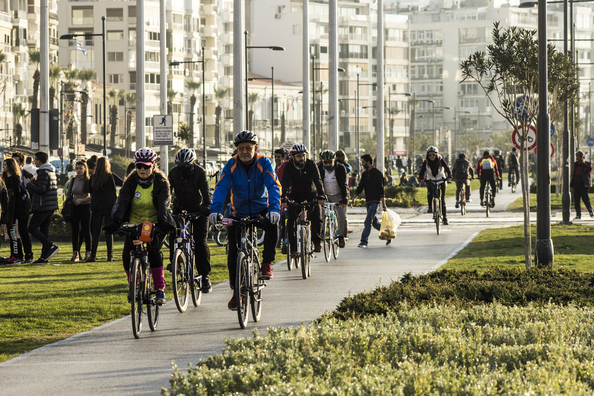 Canon EOS 60D + EF75-300mm f/4-5.6 sample photo. Bikers at alsancak photography