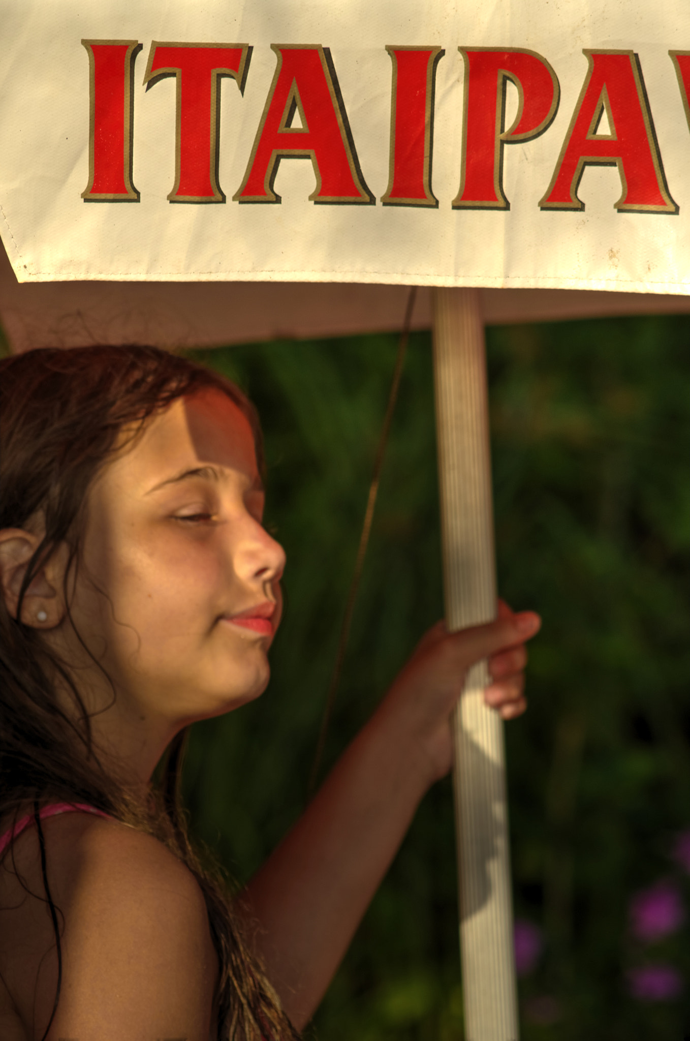 Nikon D7000 + AF Nikkor 70-210mm f/4-5.6 sample photo. Girl and umbrella on the beach photography