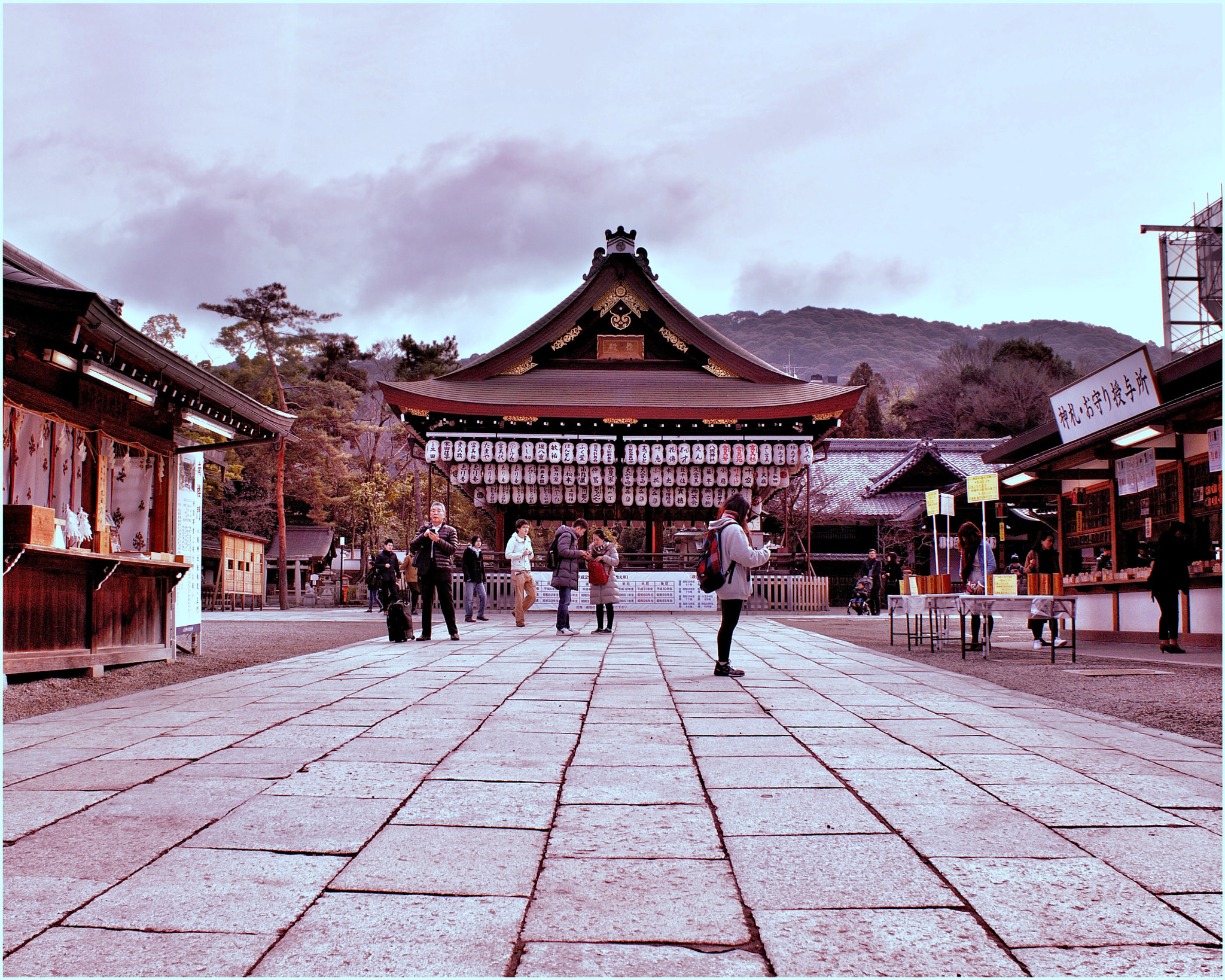 Canon EOS 500D (EOS Rebel T1i / EOS Kiss X3) + Canon EF-S 18-55mm F3.5-5.6 IS sample photo. Yasaka shrine photography