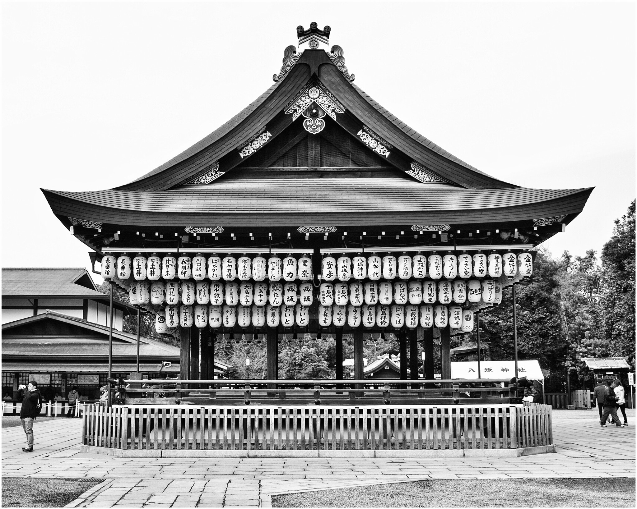 Canon EOS 500D (EOS Rebel T1i / EOS Kiss X3) + Canon EF-S 18-55mm F3.5-5.6 IS sample photo. Yasaka shrine photography