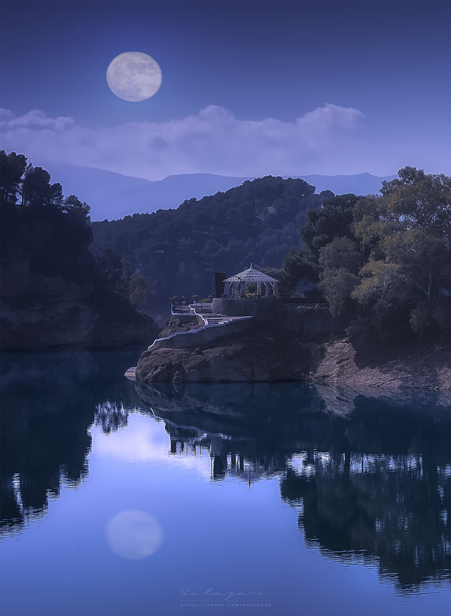 Fujifilm X-E2S + Fujifilm XF 18-55mm F2.8-4 R LM OIS sample photo. Moonlight photography