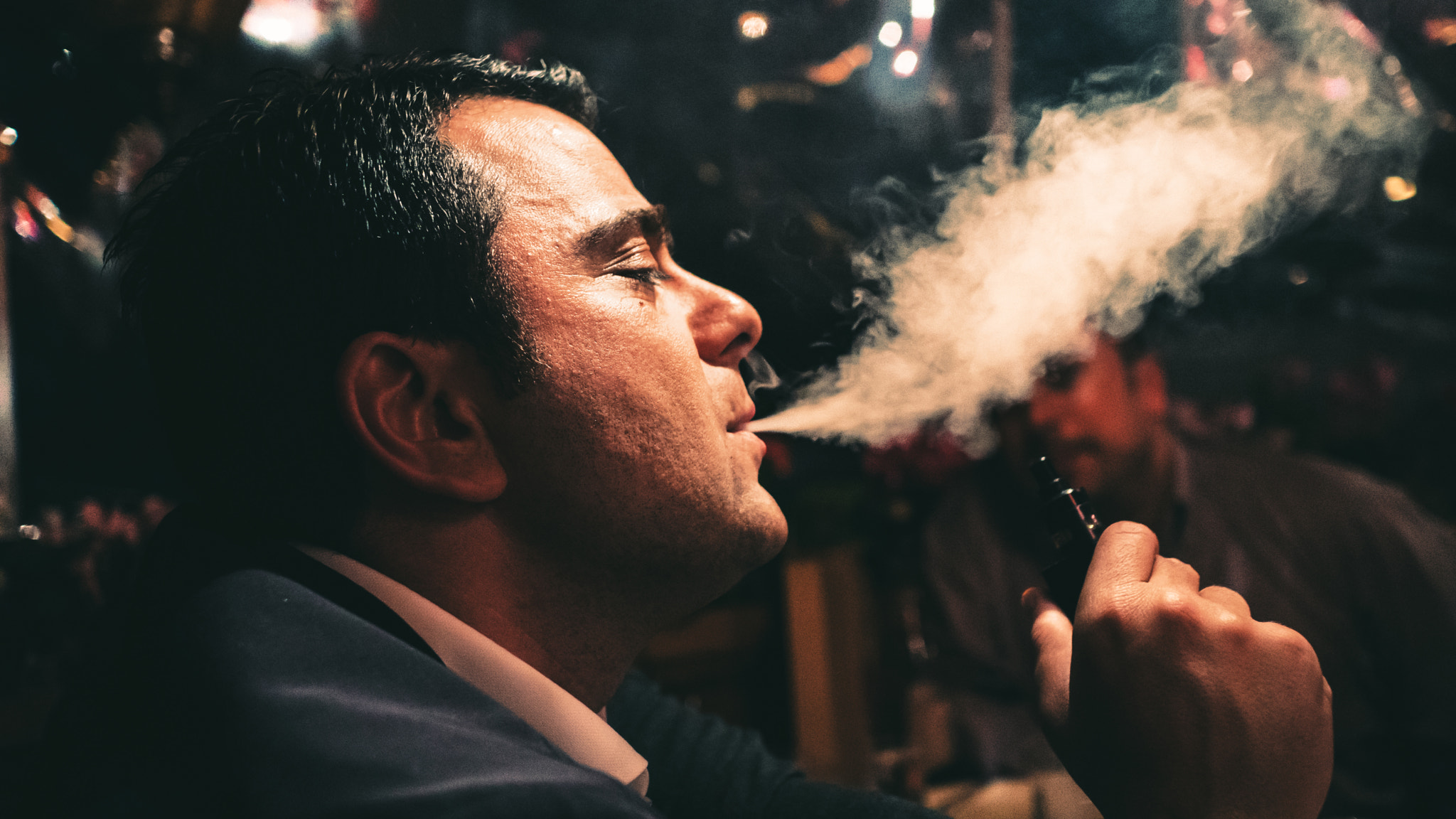 Sony a6300 + Sony Sonnar T* E 24mm F1.8 ZA sample photo. Vaping is fun photography
