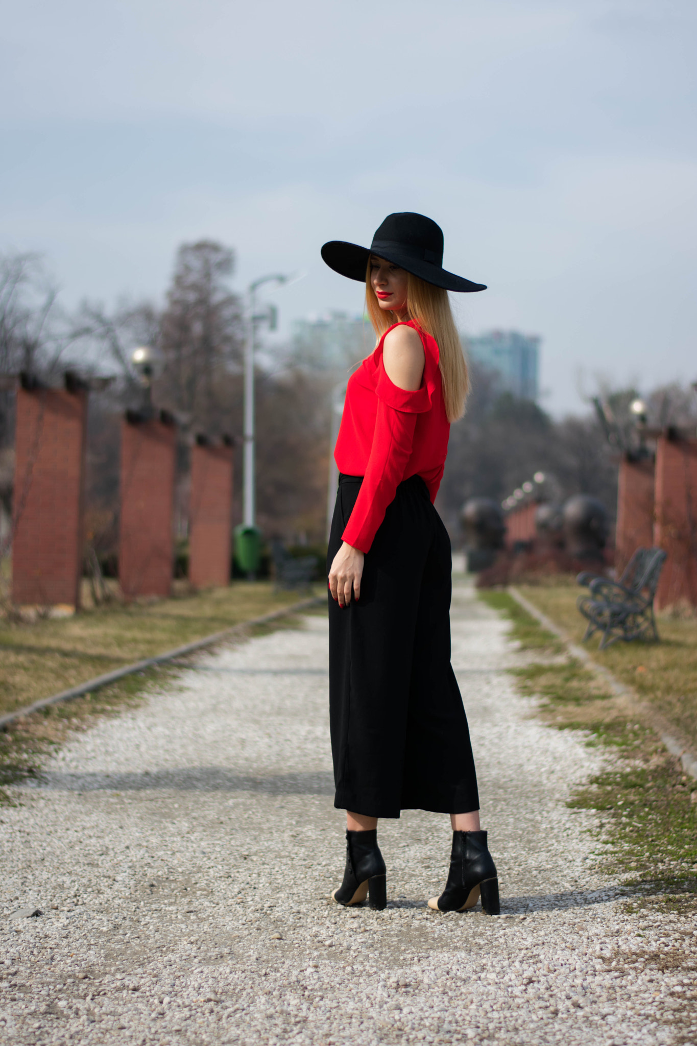 Nikon D3400 + Nikon AF-S Nikkor 50mm F1.8G sample photo. Beautiful blonde woman photography