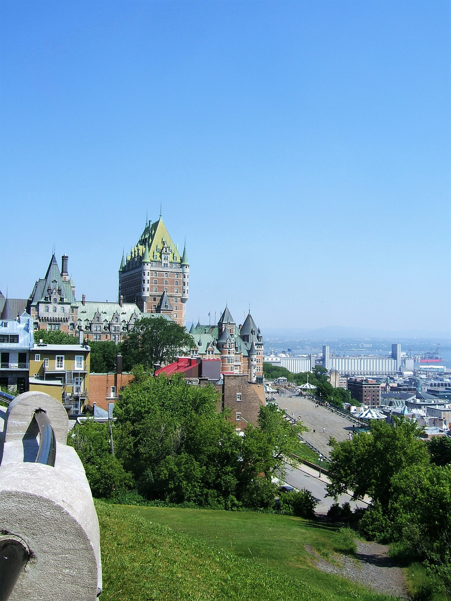 Fujifilm FinePix F810 sample photo. Chateau frontenac,québec city photography