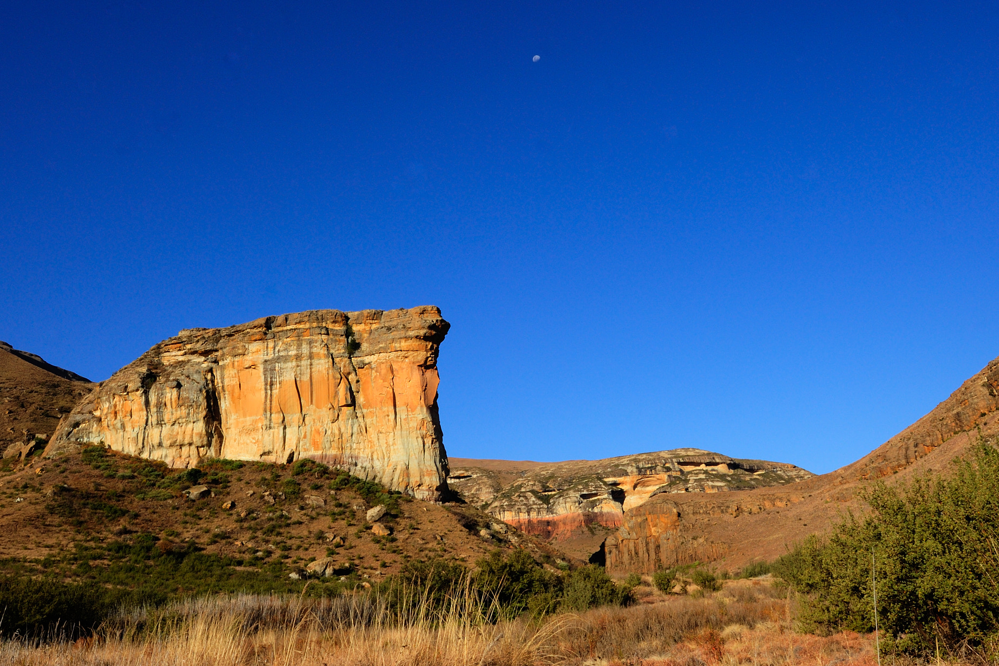 Nikon AF-S Nikkor 14-24mm F2.8G ED sample photo. Sandstone cliffs in golden gate national park photography