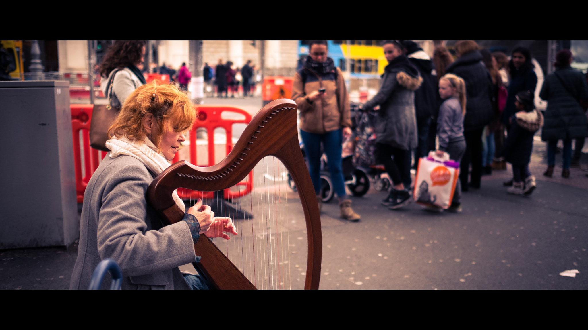 Fujifilm X-Pro2 + Fujifilm XF 23mm F1.4 R sample photo. The harpist - dublin, ireland - color street photography photography