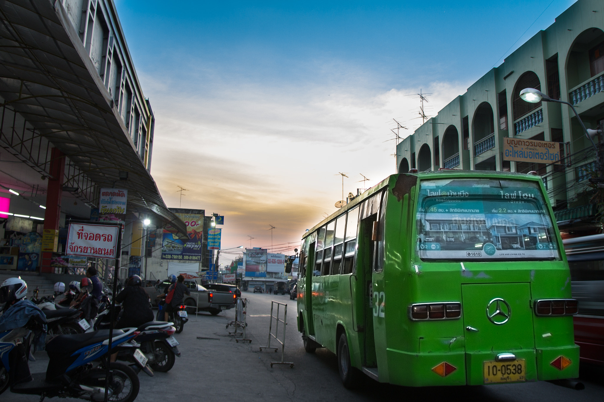 Canon EF-S 17-55mm F2.8 IS USM sample photo. Bus thailand in the afternoon photography