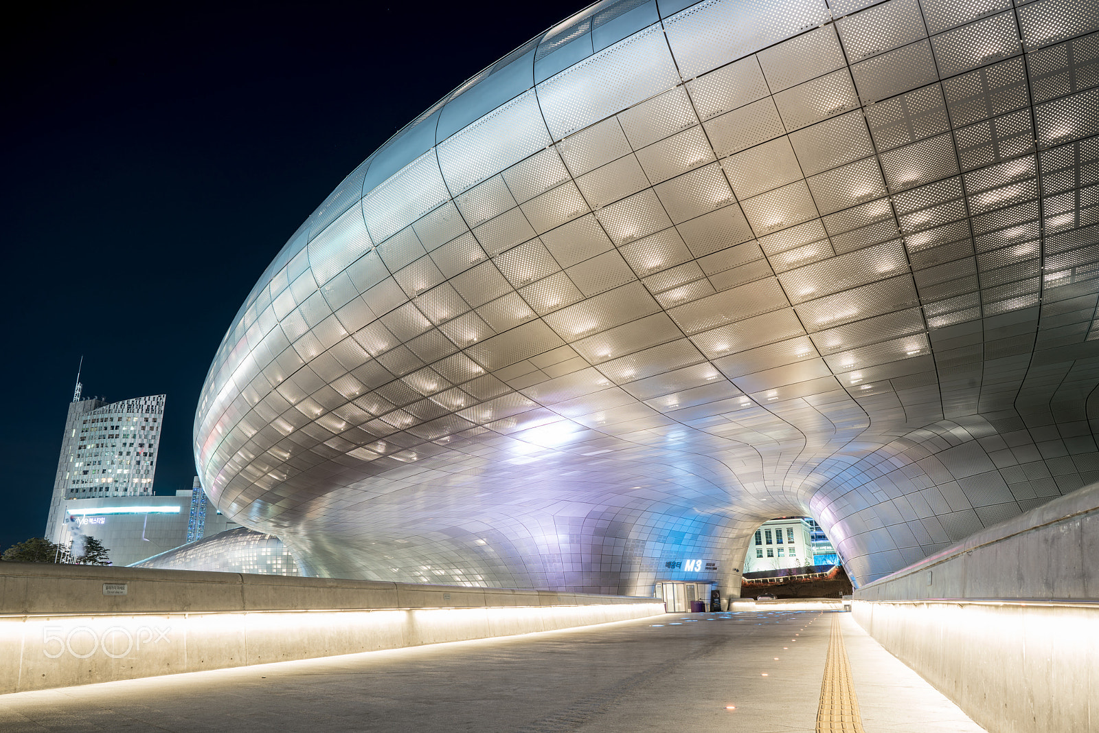 ZEISS Batis 25mm F2 sample photo. Korea nightscape photography