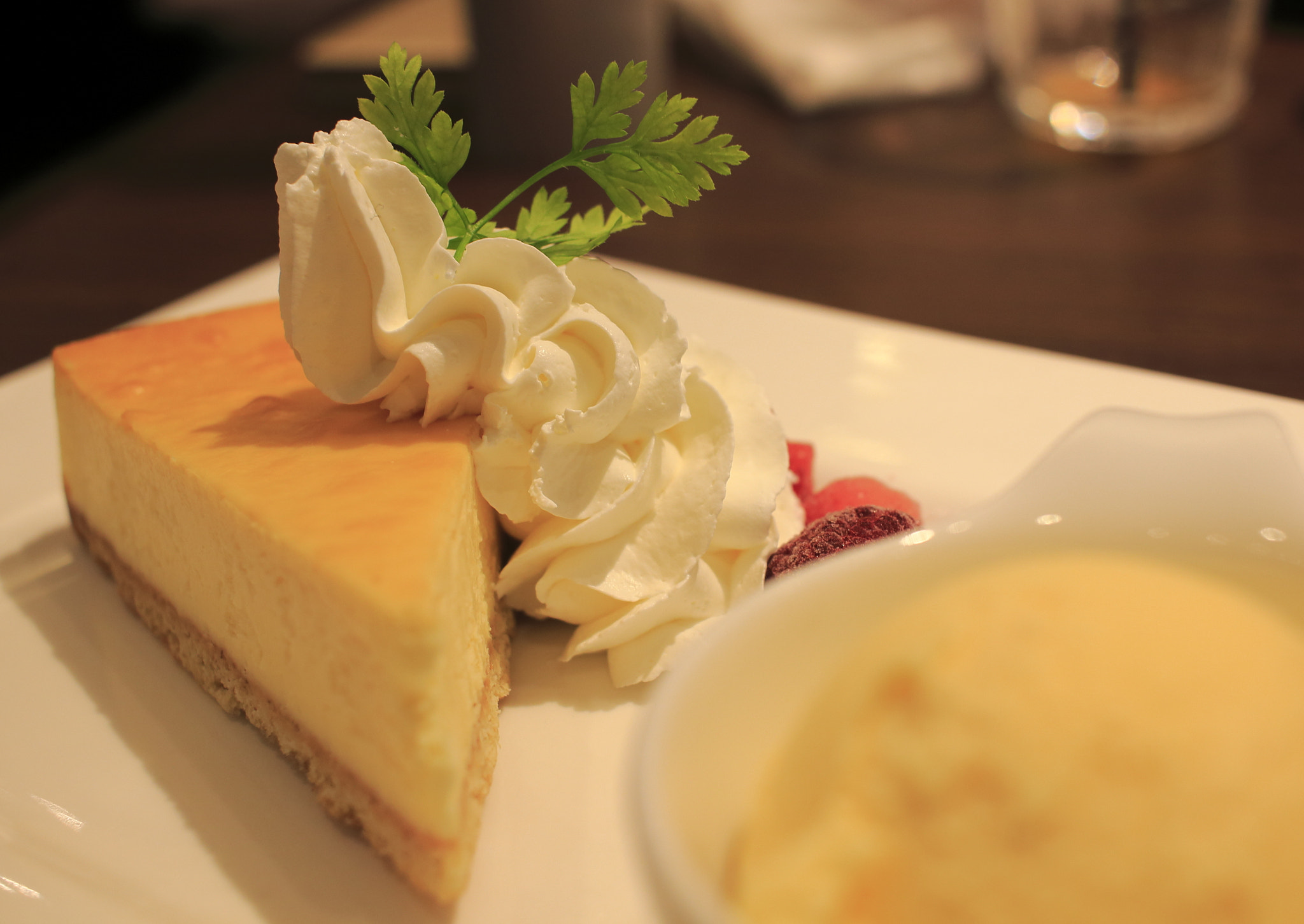Canon EOS 100D (EOS Rebel SL1 / EOS Kiss X7) + Canon EF-S 24mm F2.8 STM sample photo. Cheesecake photography