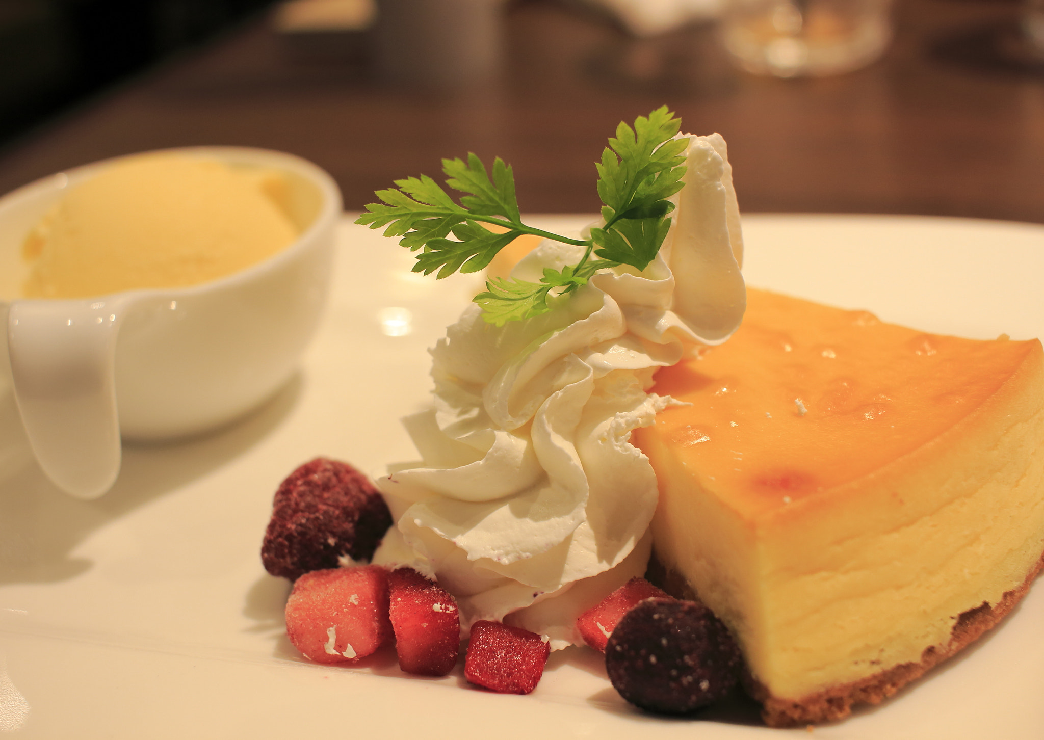 Canon EOS 100D (EOS Rebel SL1 / EOS Kiss X7) + Canon EF-S 24mm F2.8 STM sample photo. Cheesecake photography