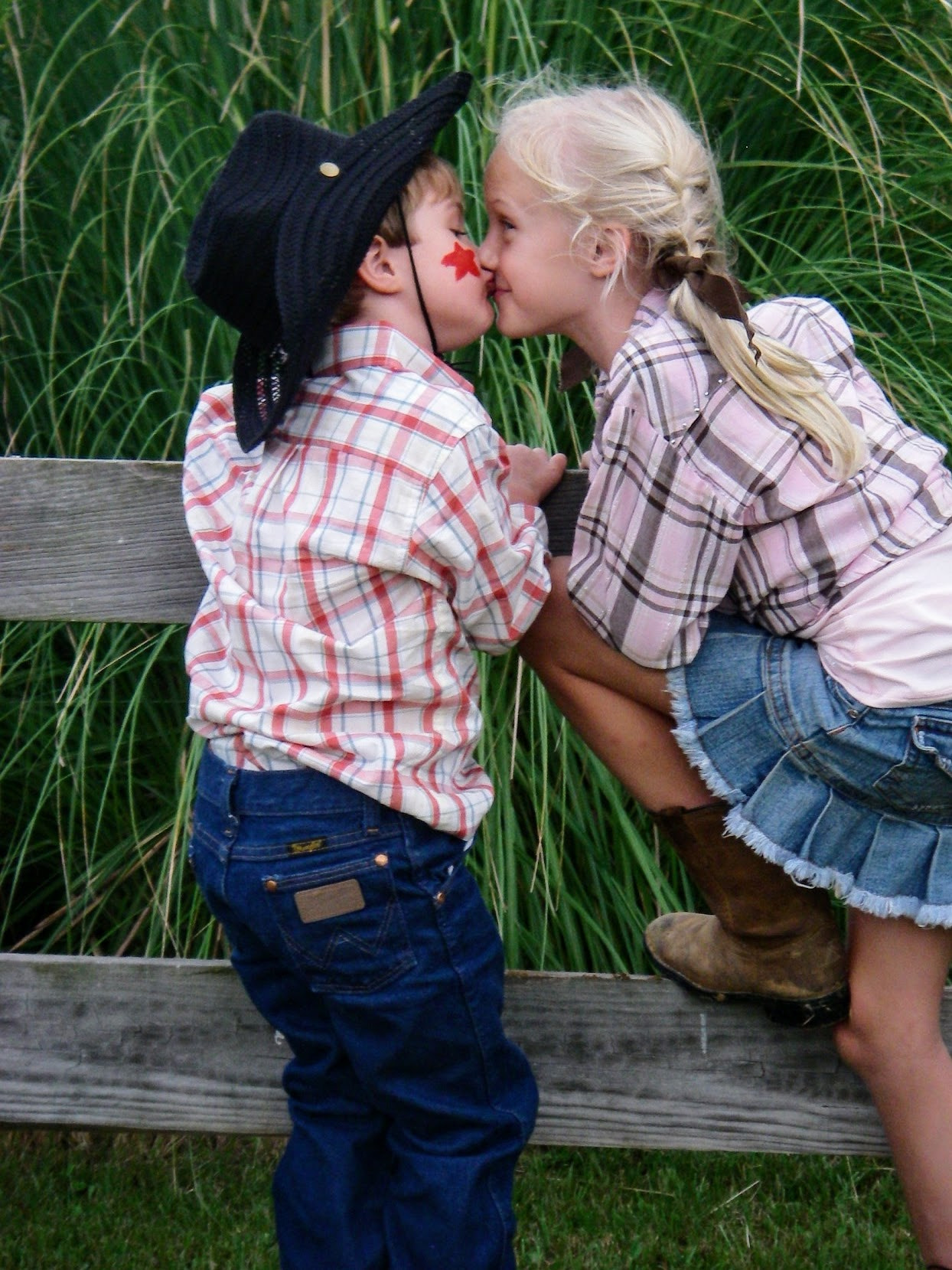 Pentax OPTIO W10 sample photo. Kissing cowboy photography